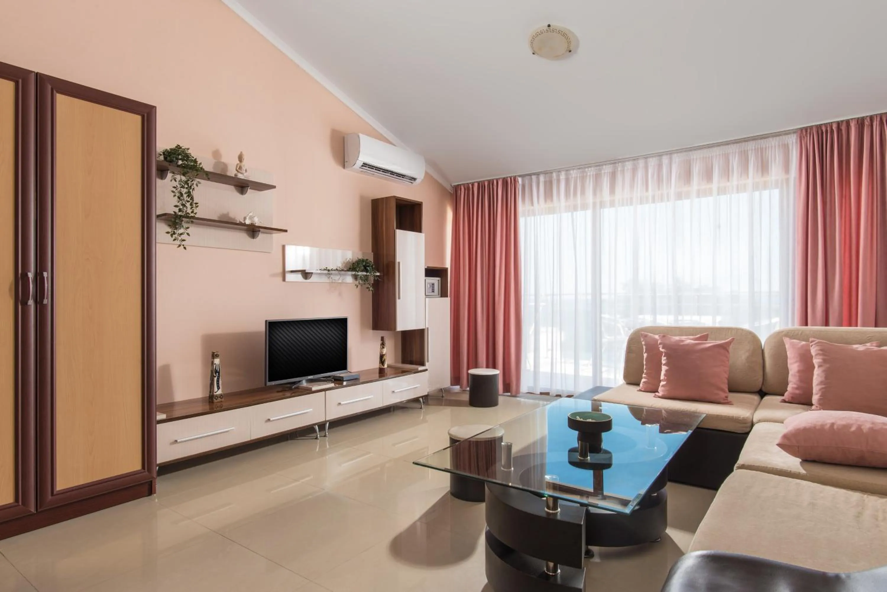 Семеен хотел Golden Place