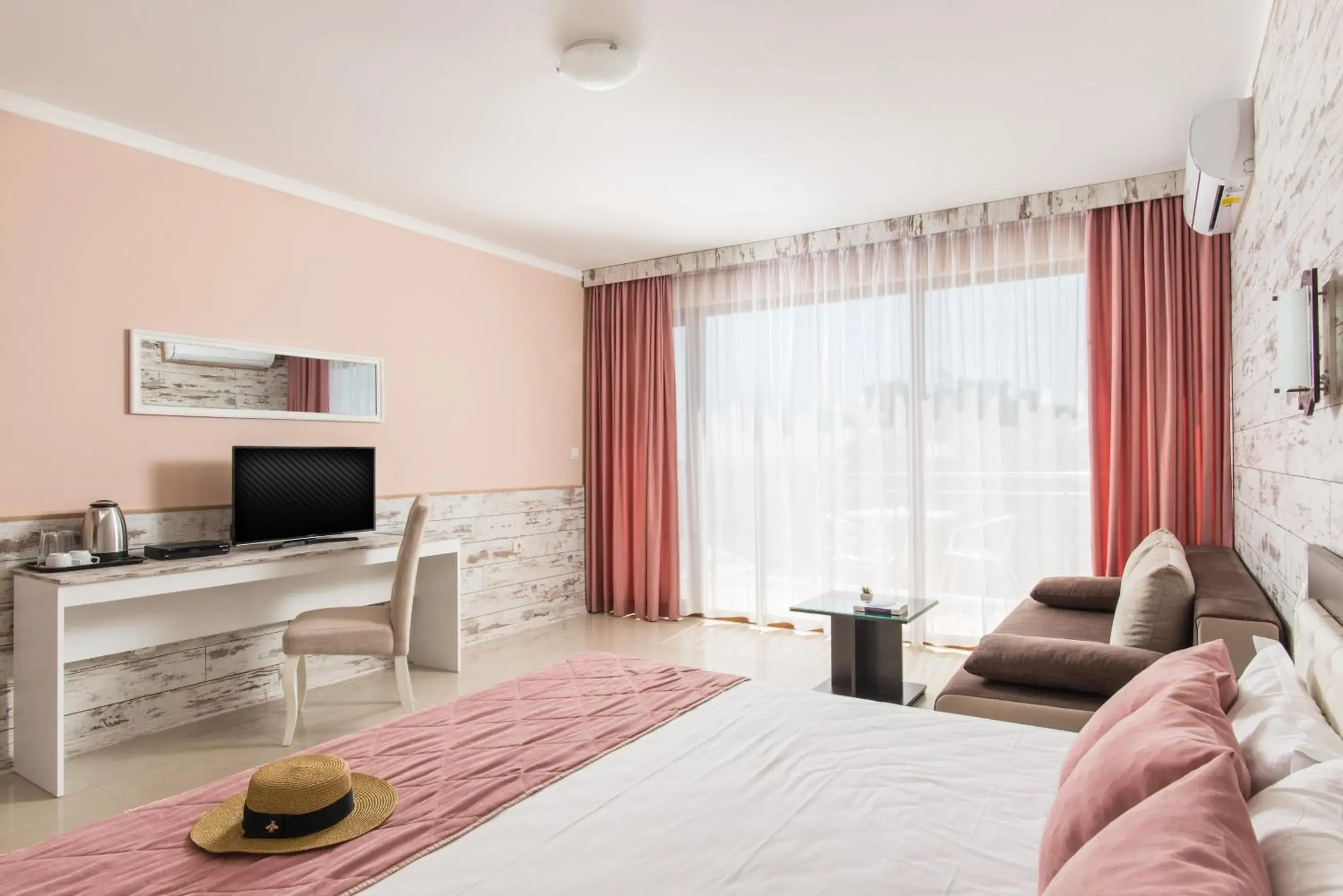 Quadruple Room with Terrace in Семеен хотел Golden Place Quadruple Room with Terrace in Семеен хотел Golden Place