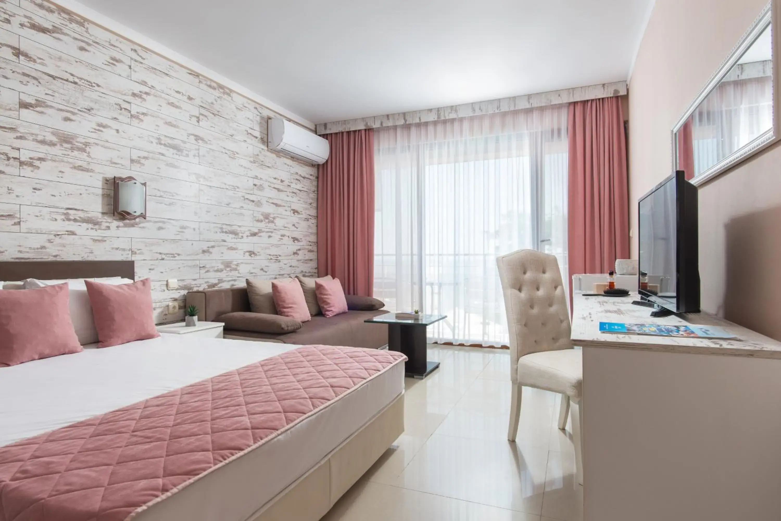 Superior Double Room (2 Adults + 1 Child up to 6 years old) in Семеен хотел Golden Place Superior Double Room (2 Adults + 1 Child up to 6 years old) in Семеен хотел Golden Place