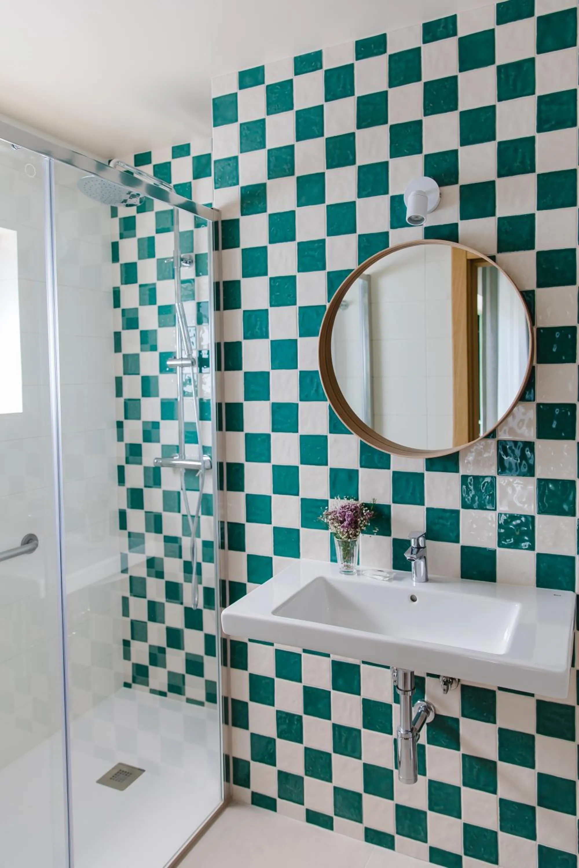 Shower in Hotel Santo António de Fátima