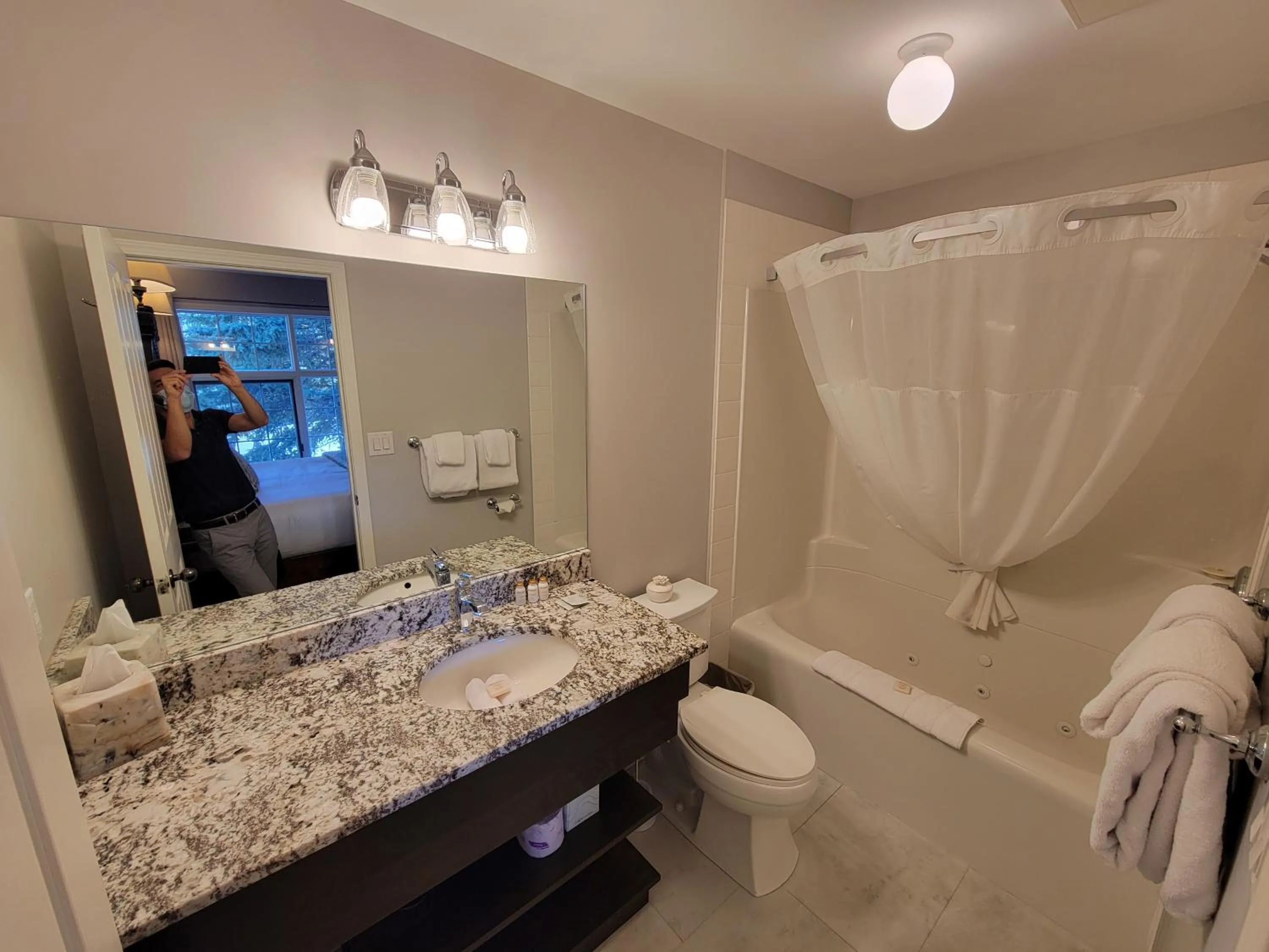 Bathroom in The Georgetown Inn