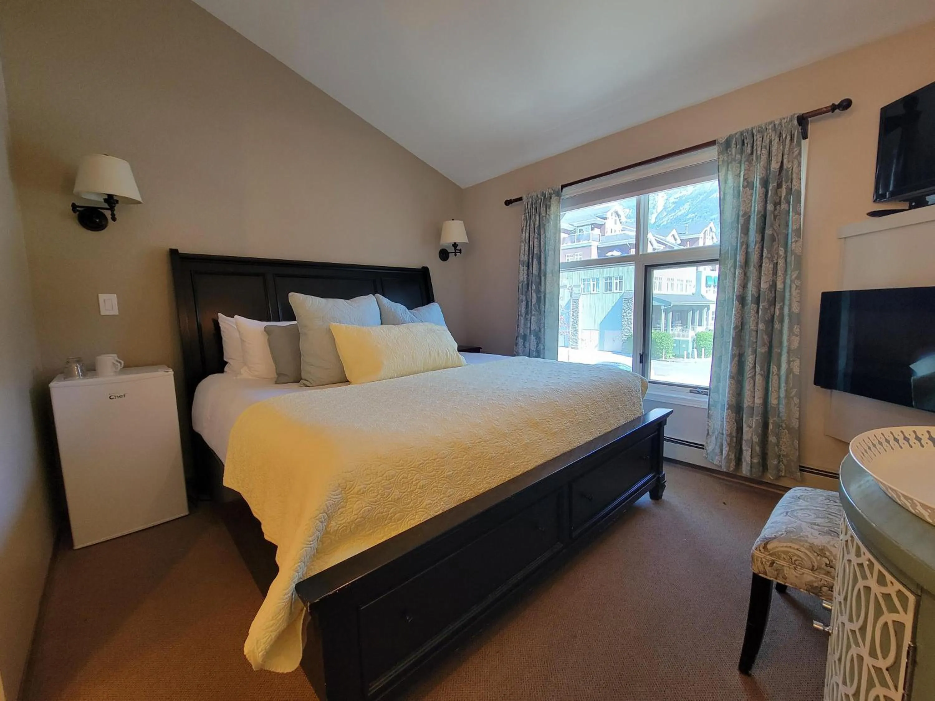 Bed in The Georgetown Inn