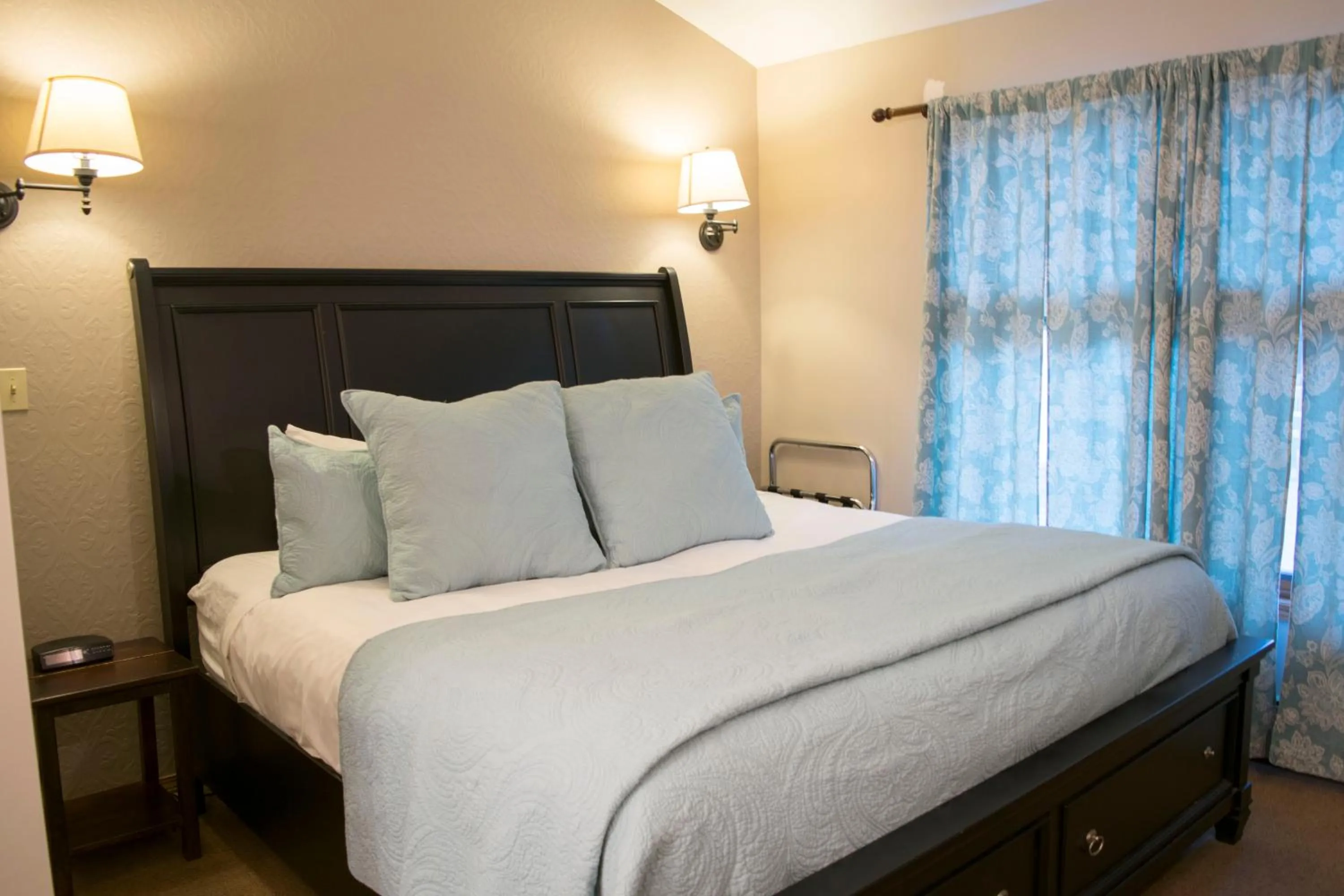 Bed in The Georgetown Inn