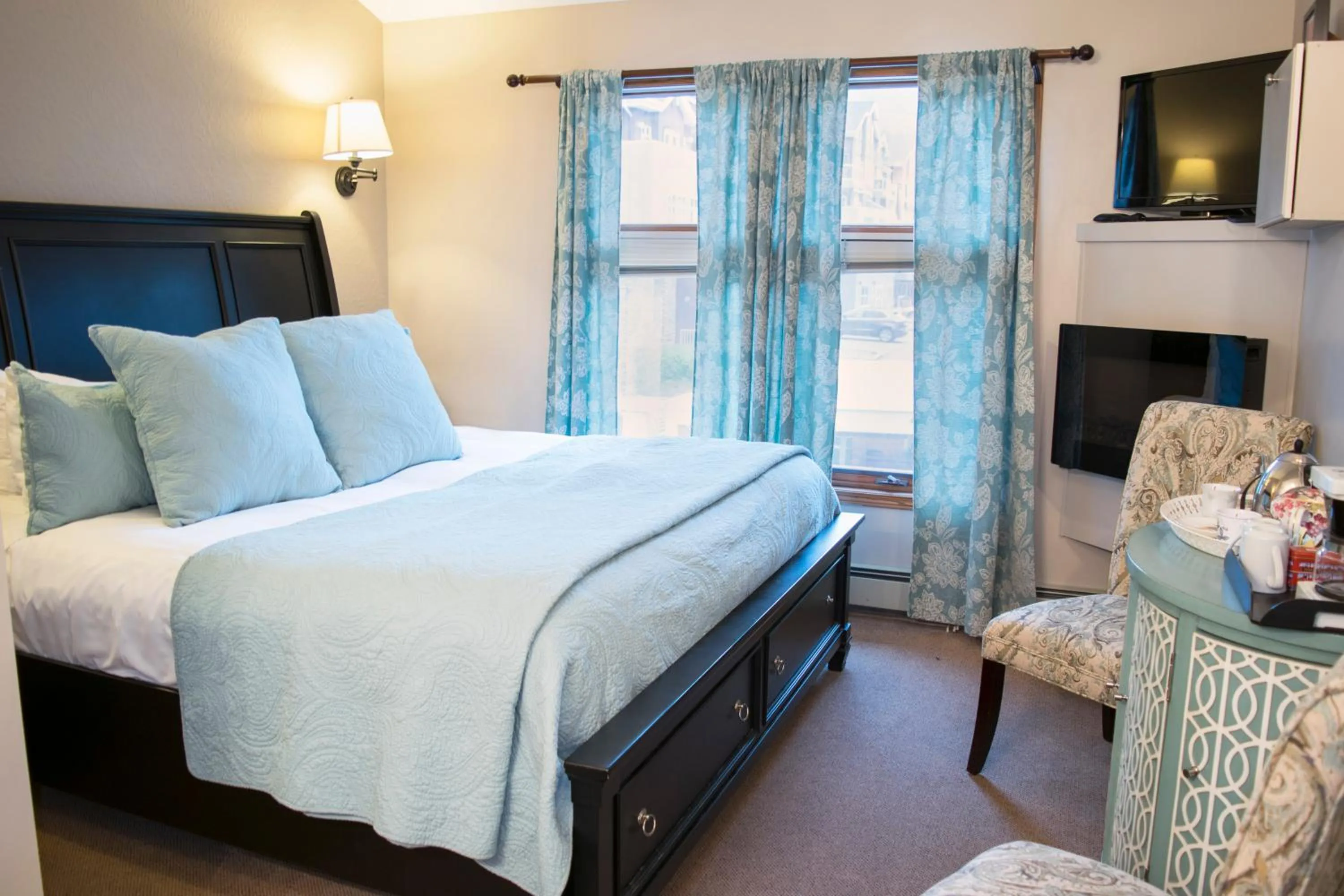 Photo of the whole room, Bed in The Georgetown Inn