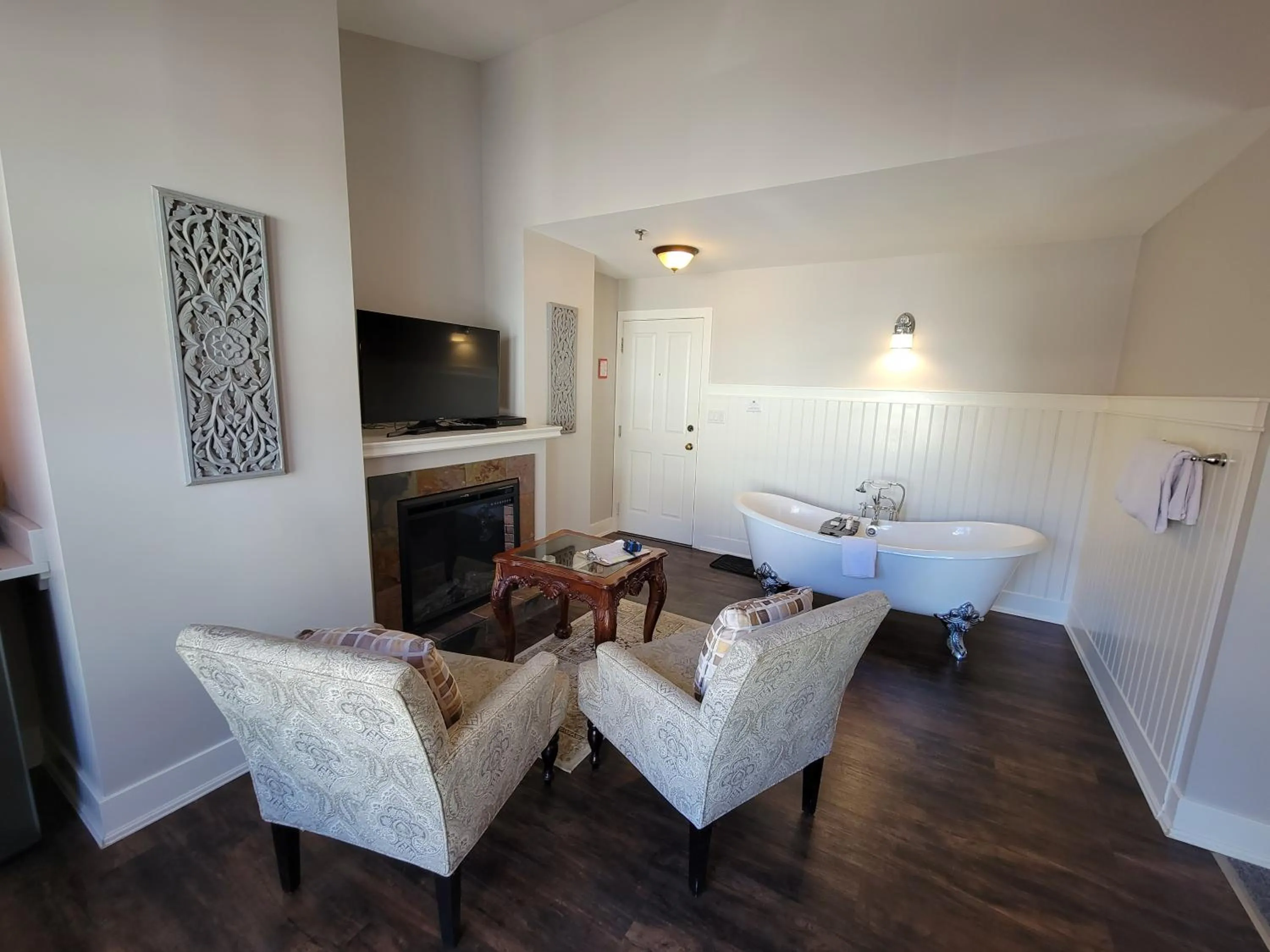 Photo of the whole room, Bed in The Georgetown Inn