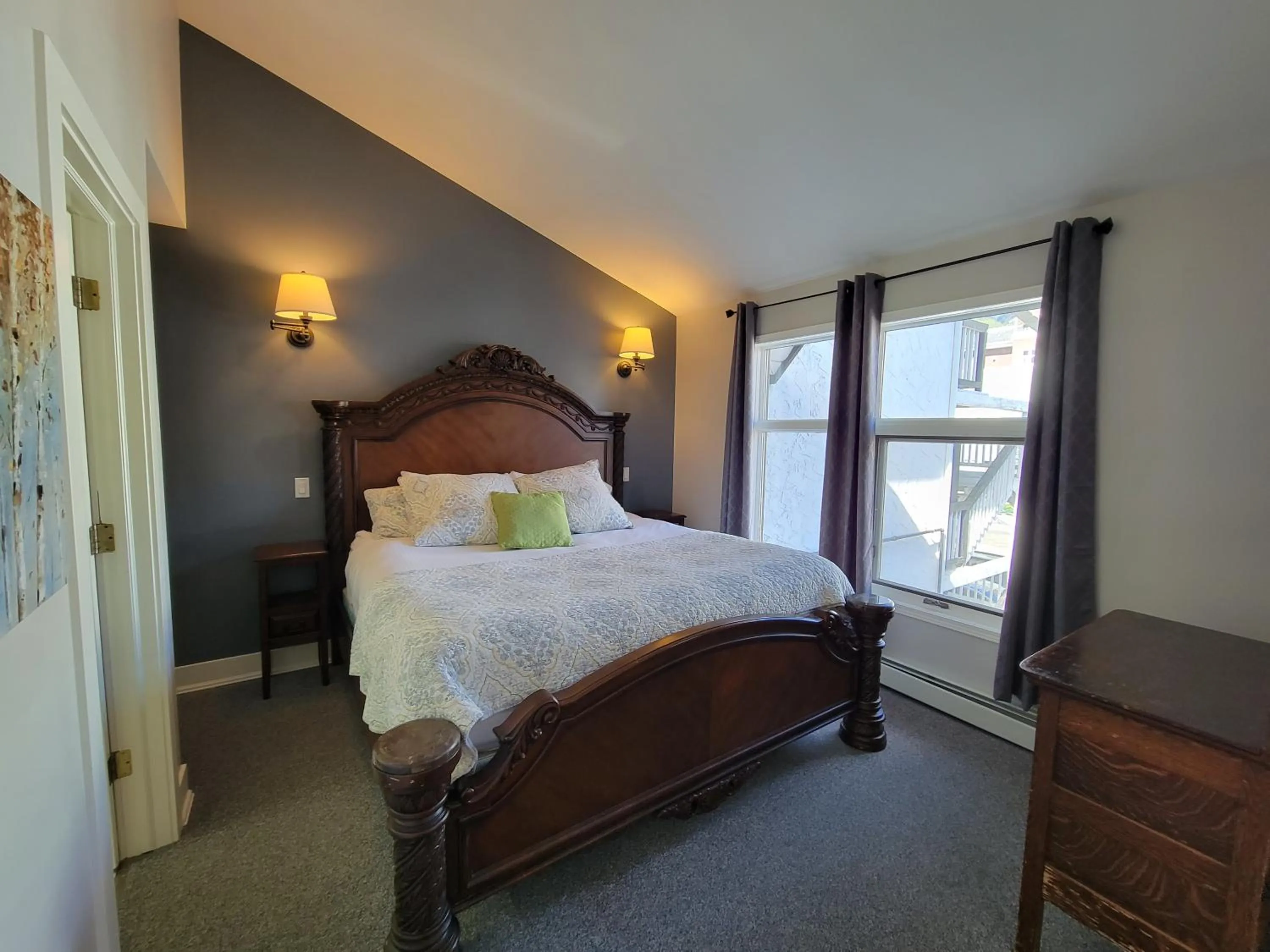 Bed in The Georgetown Inn