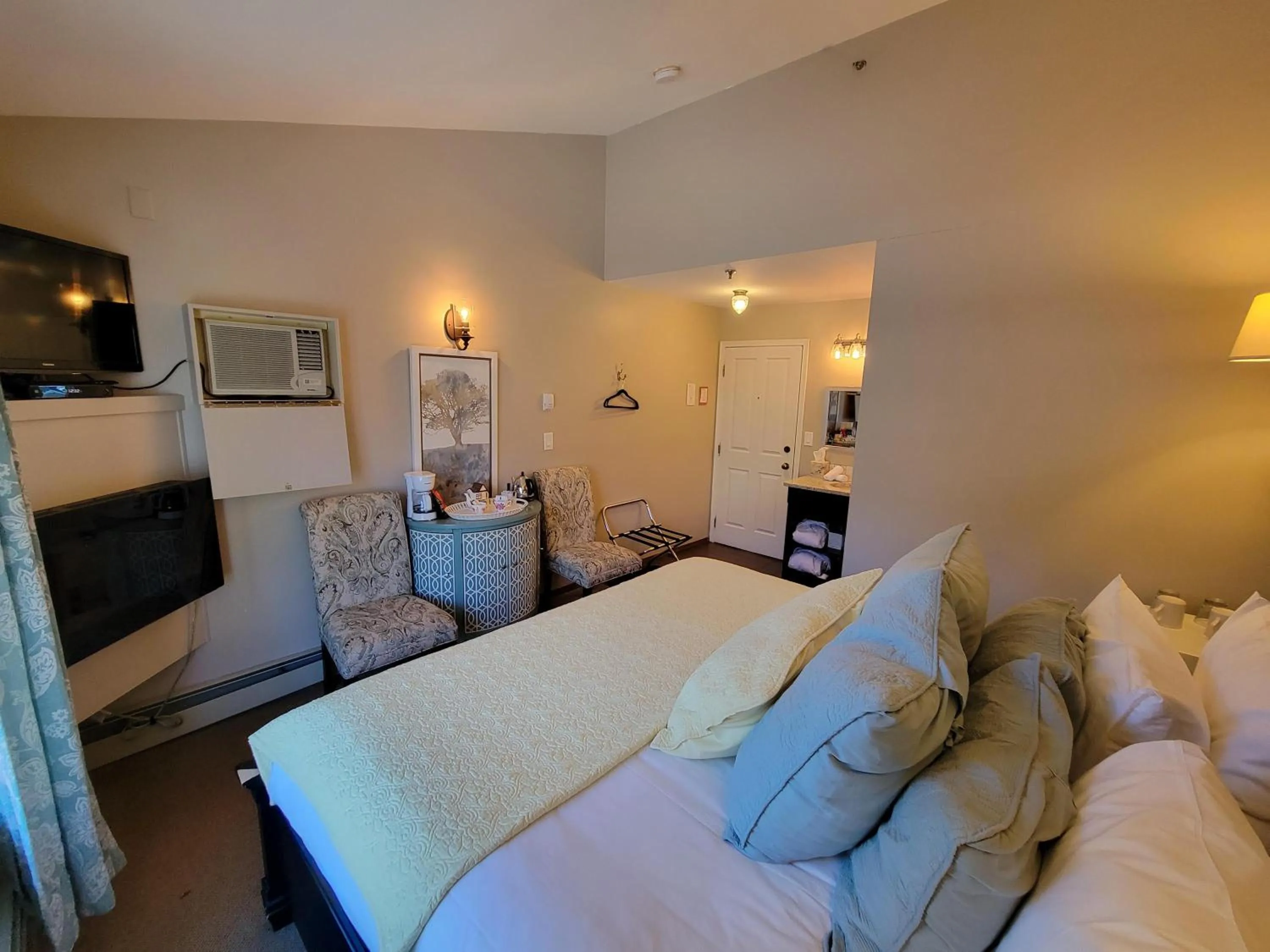 Bed in The Georgetown Inn