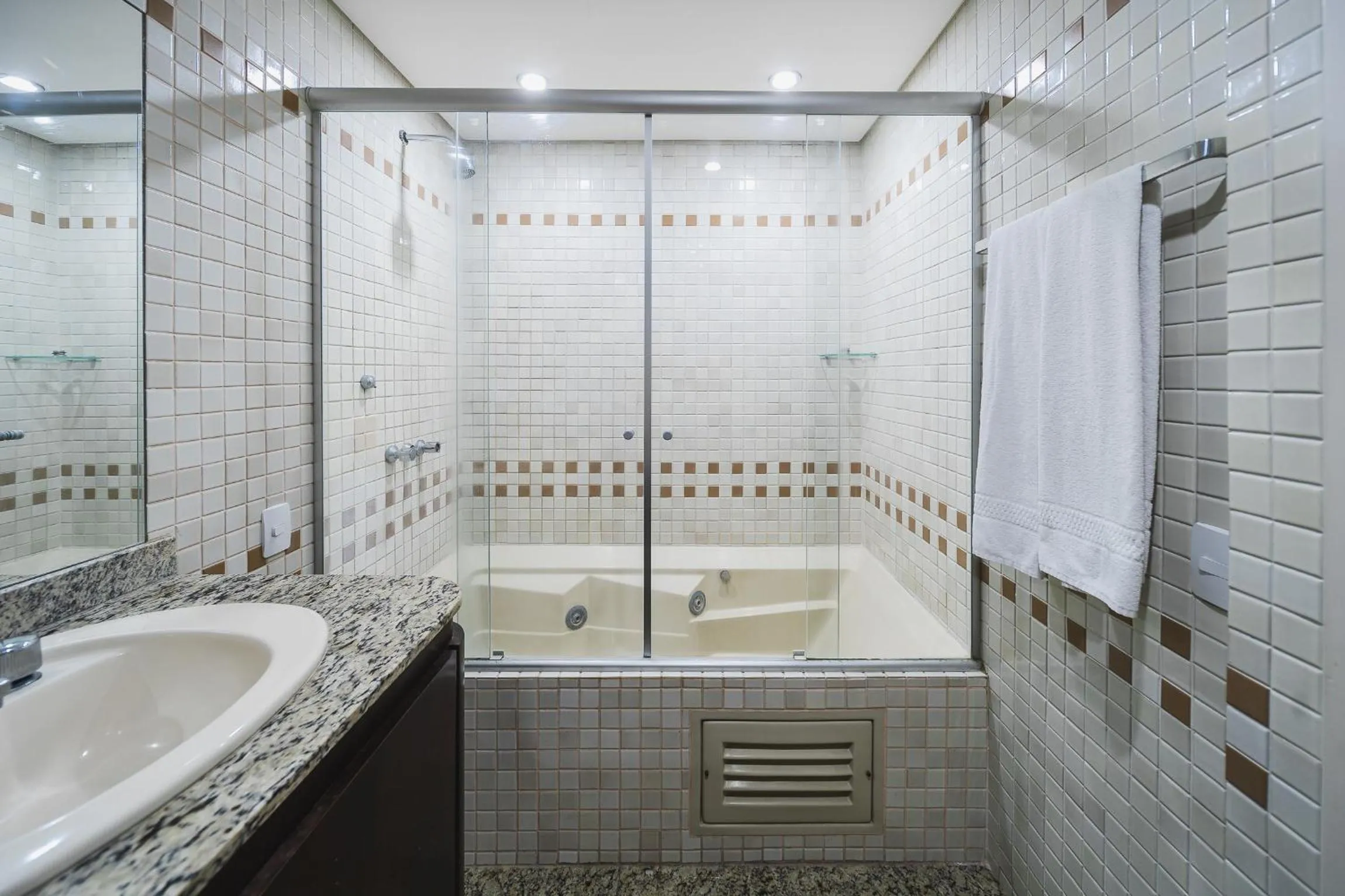 Bathroom in Hotel Victoria Villa Curitiba by Nacional Inn
