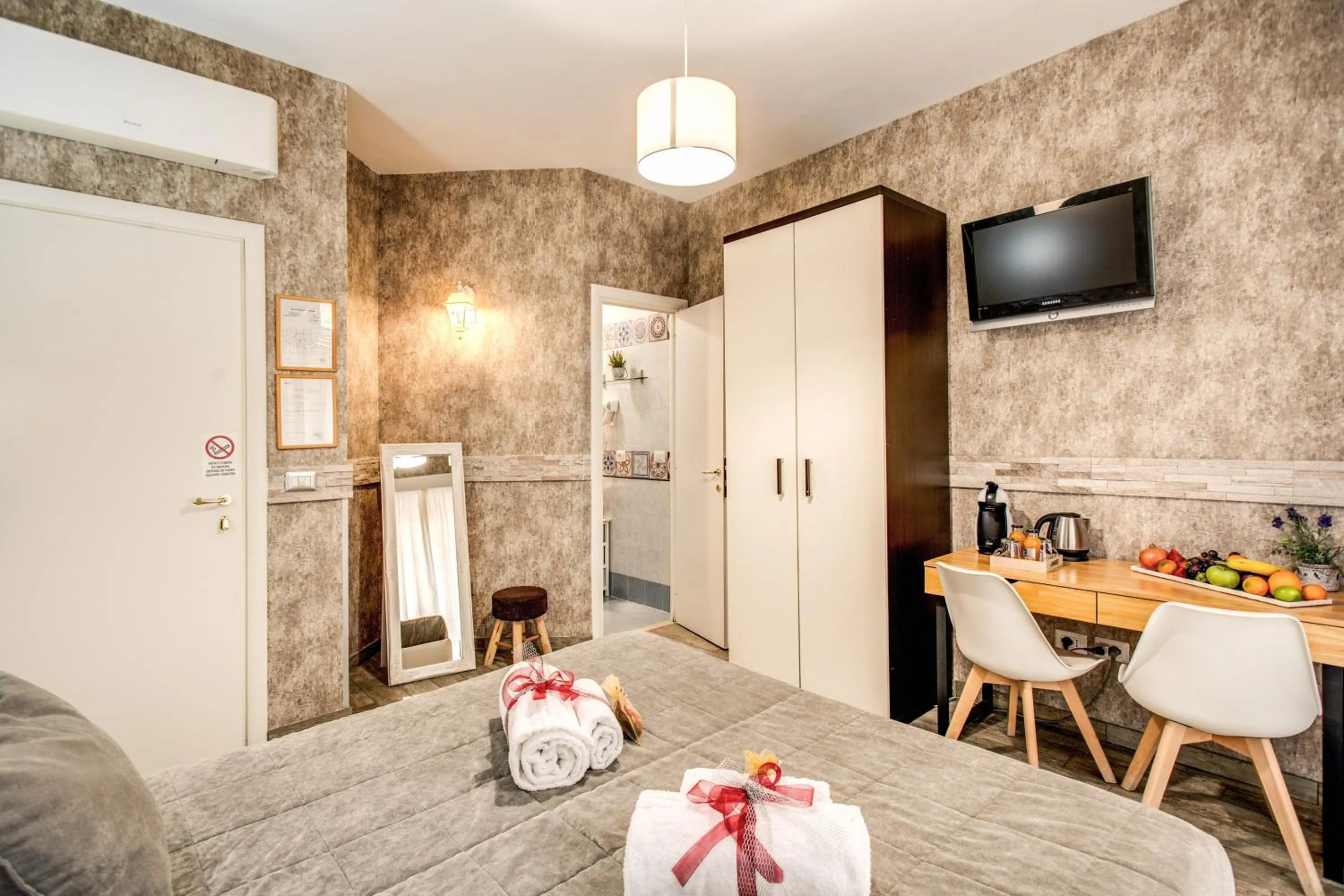 Photo of the whole room in Santamaria Inn