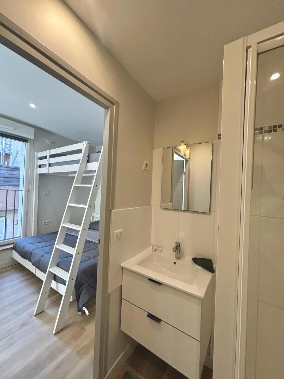Shower, Bed in Résidence Gambetta