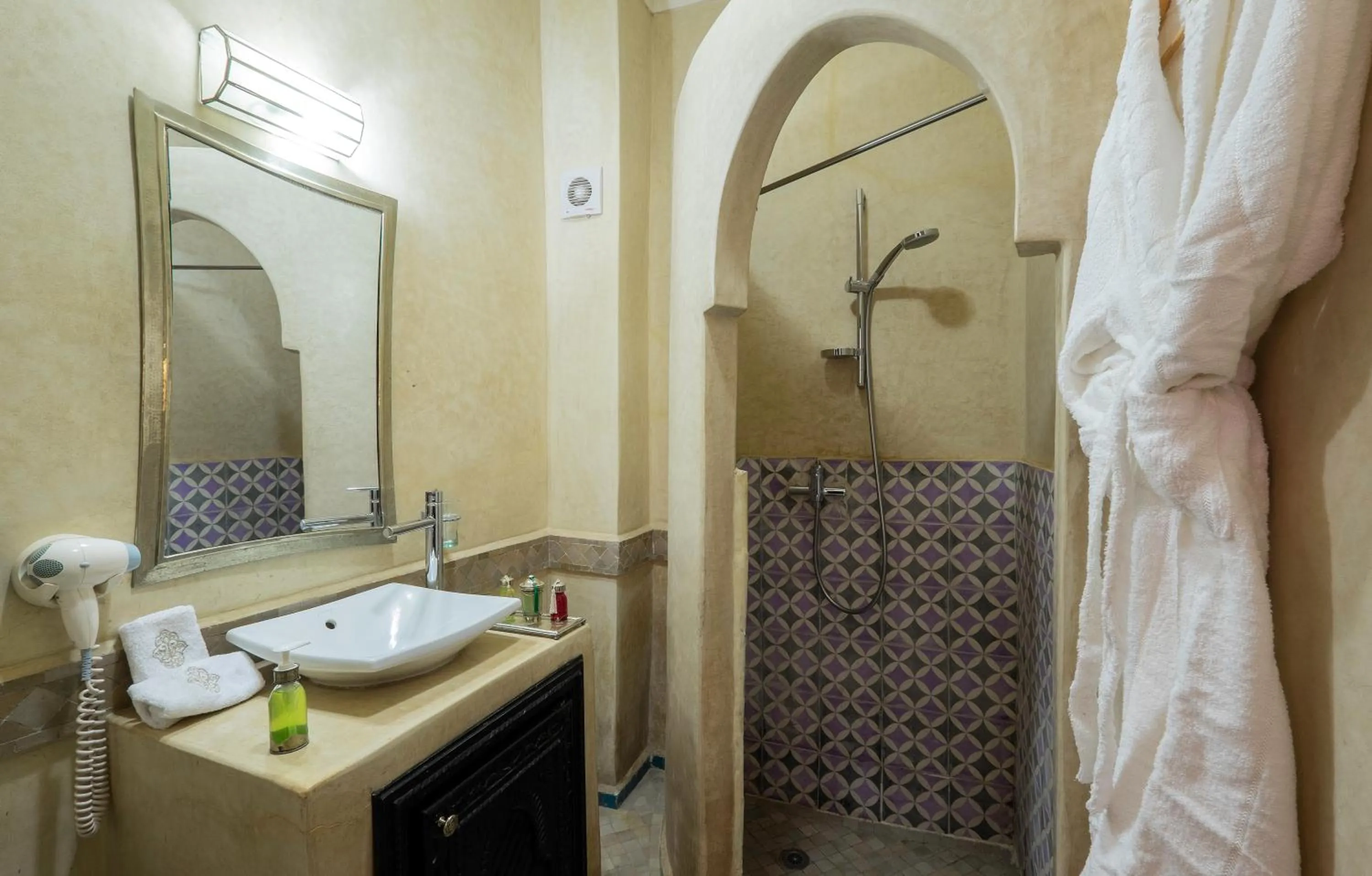 Shower in Riad Nesma Suites & Spa