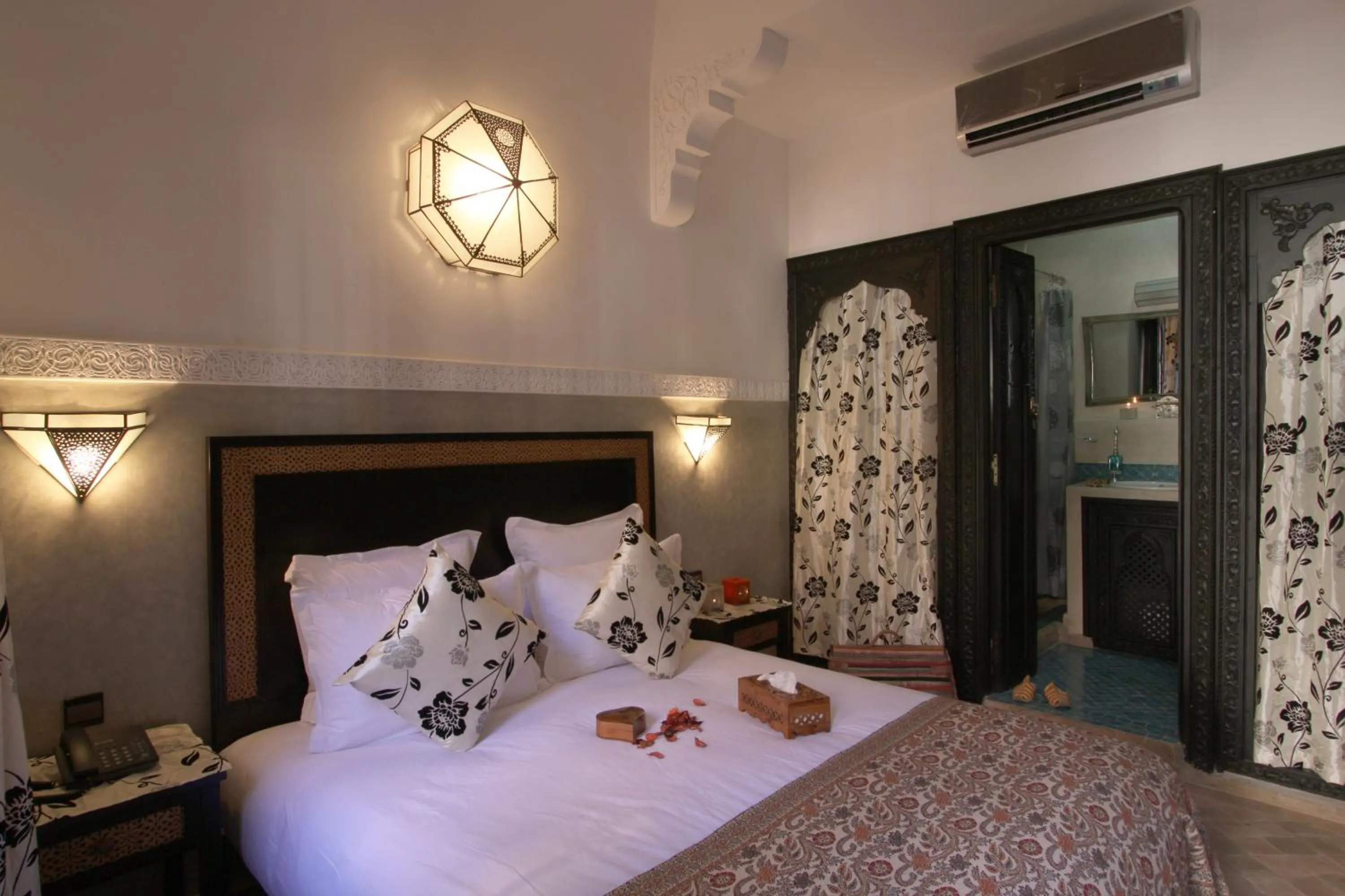 Shower, Bed in Riad Nesma Suites & Spa