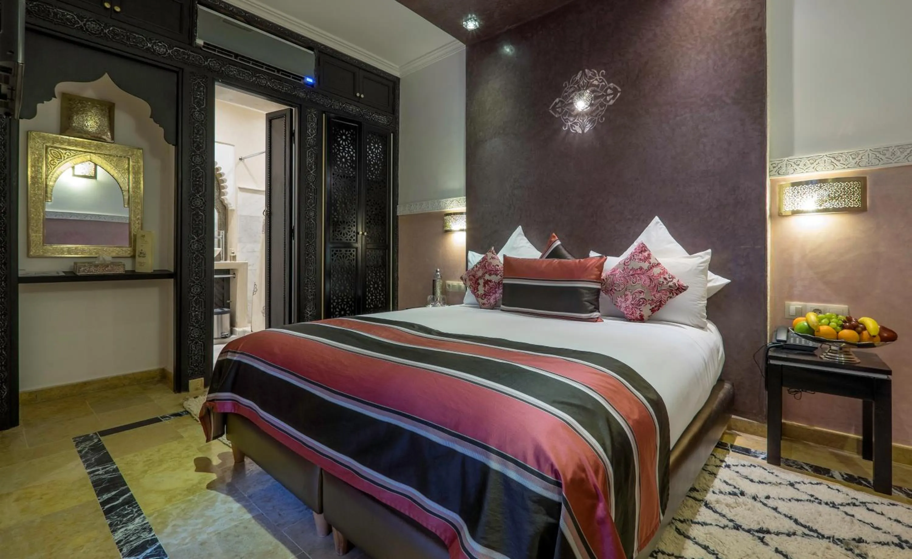 Bathroom, Bed in Riad Nesma Suites & Spa