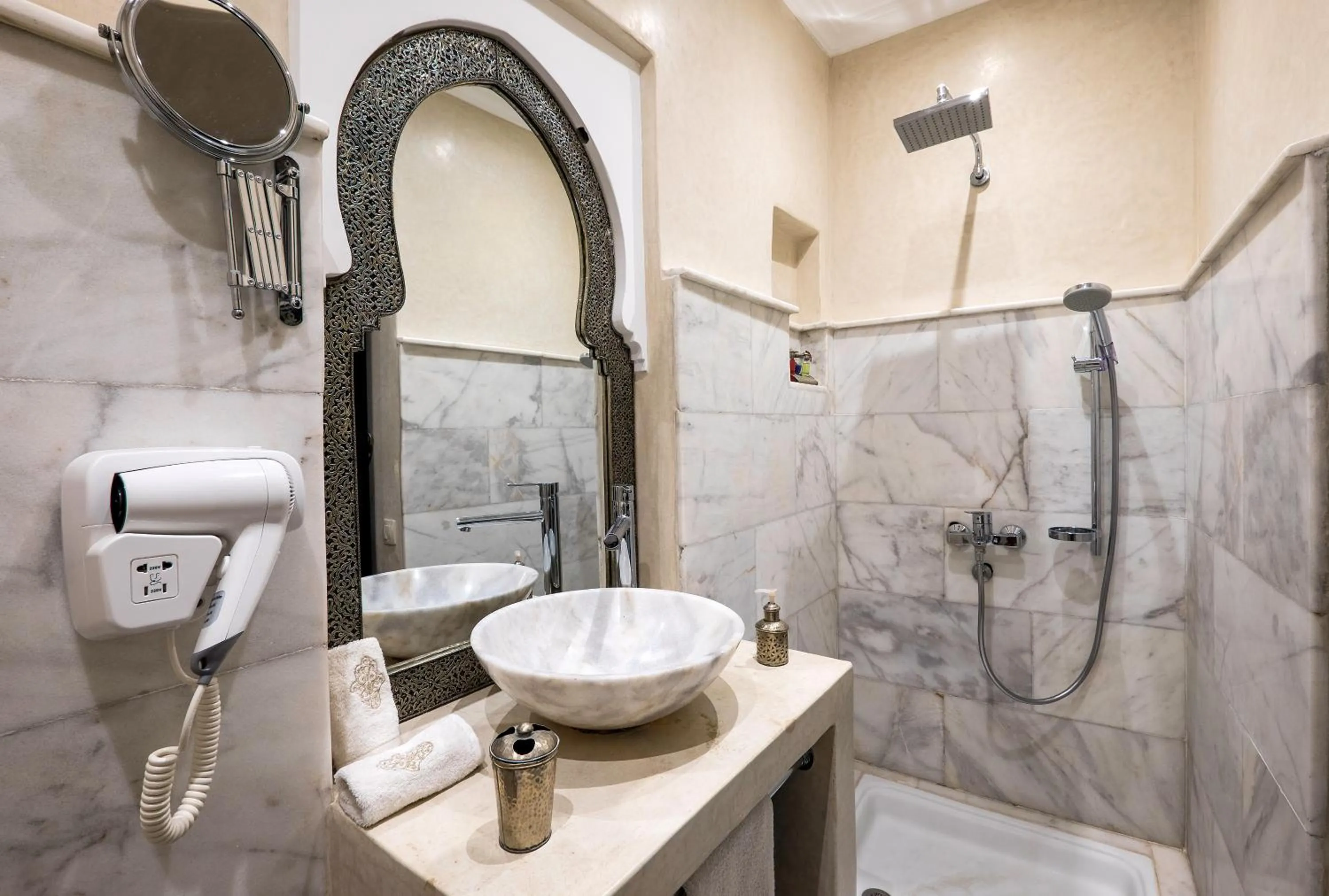 Shower in Riad Nesma Suites & Spa