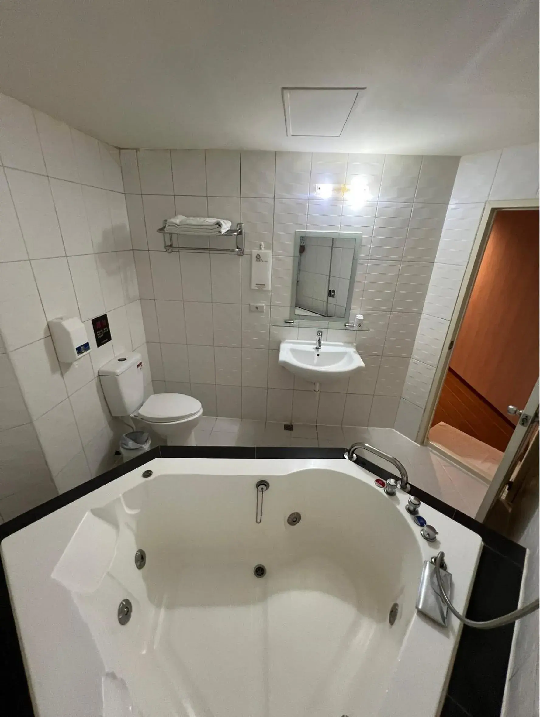 Deluxe Double Room with Bath in 高雄花鄉商旅 - 左營店 Deluxe Double Room with Bath in 高雄花鄉商旅 - 左營店