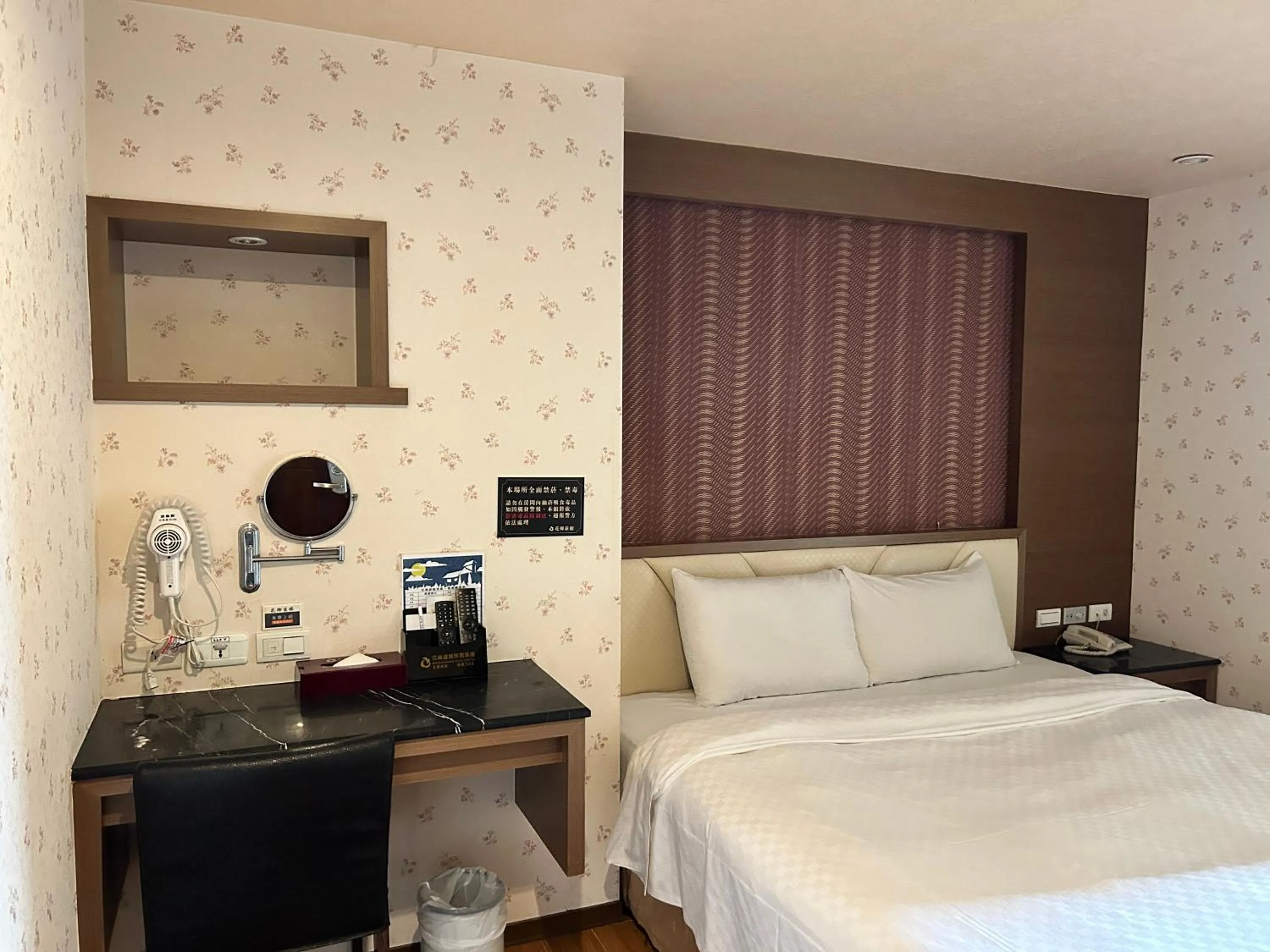 Photo of the whole room, Bed in 花鄉商旅 左營店 Hua Xiang Hotel-Zuoying