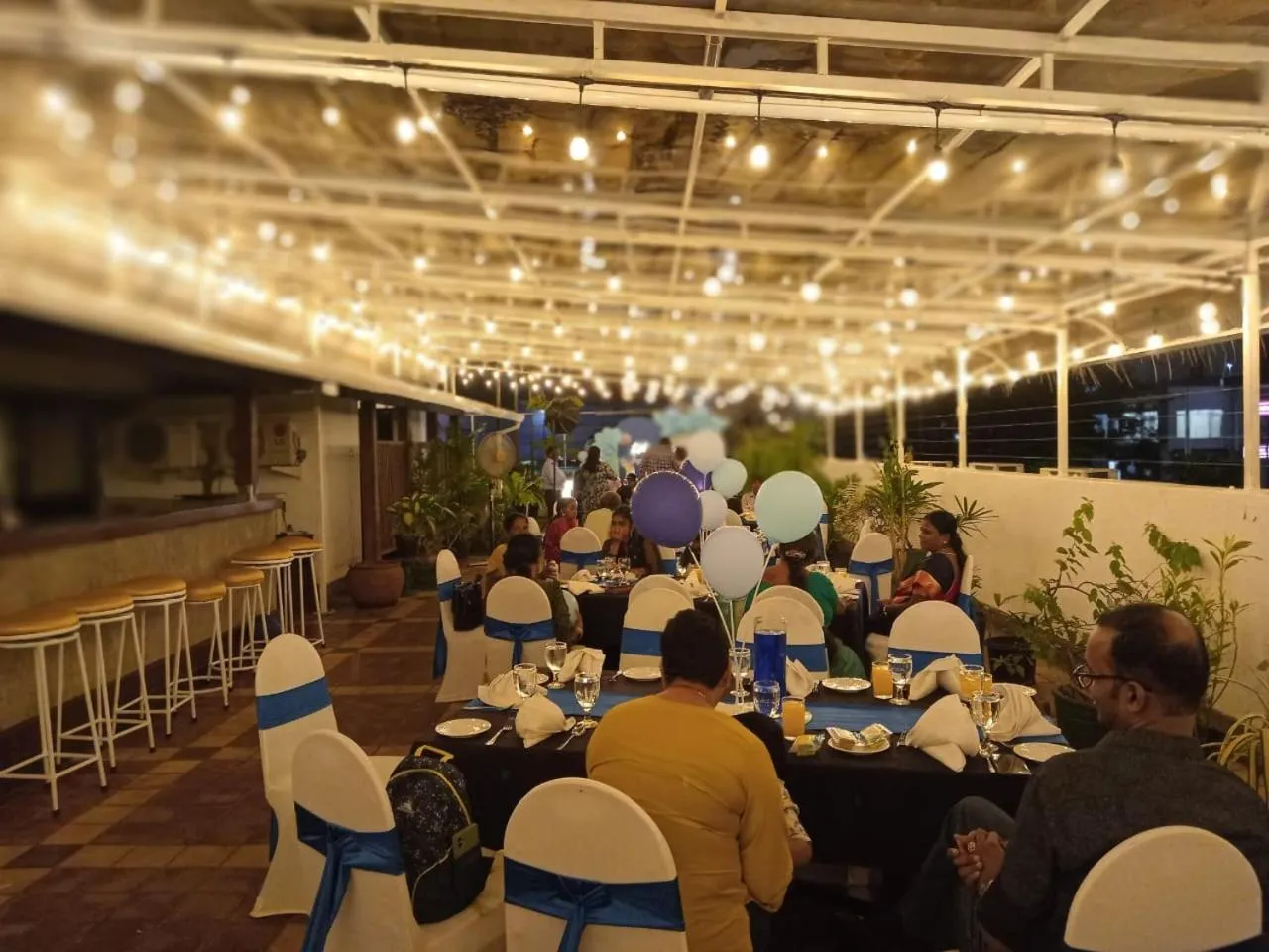 Restaurant/places to eat in Hotel Sapphire