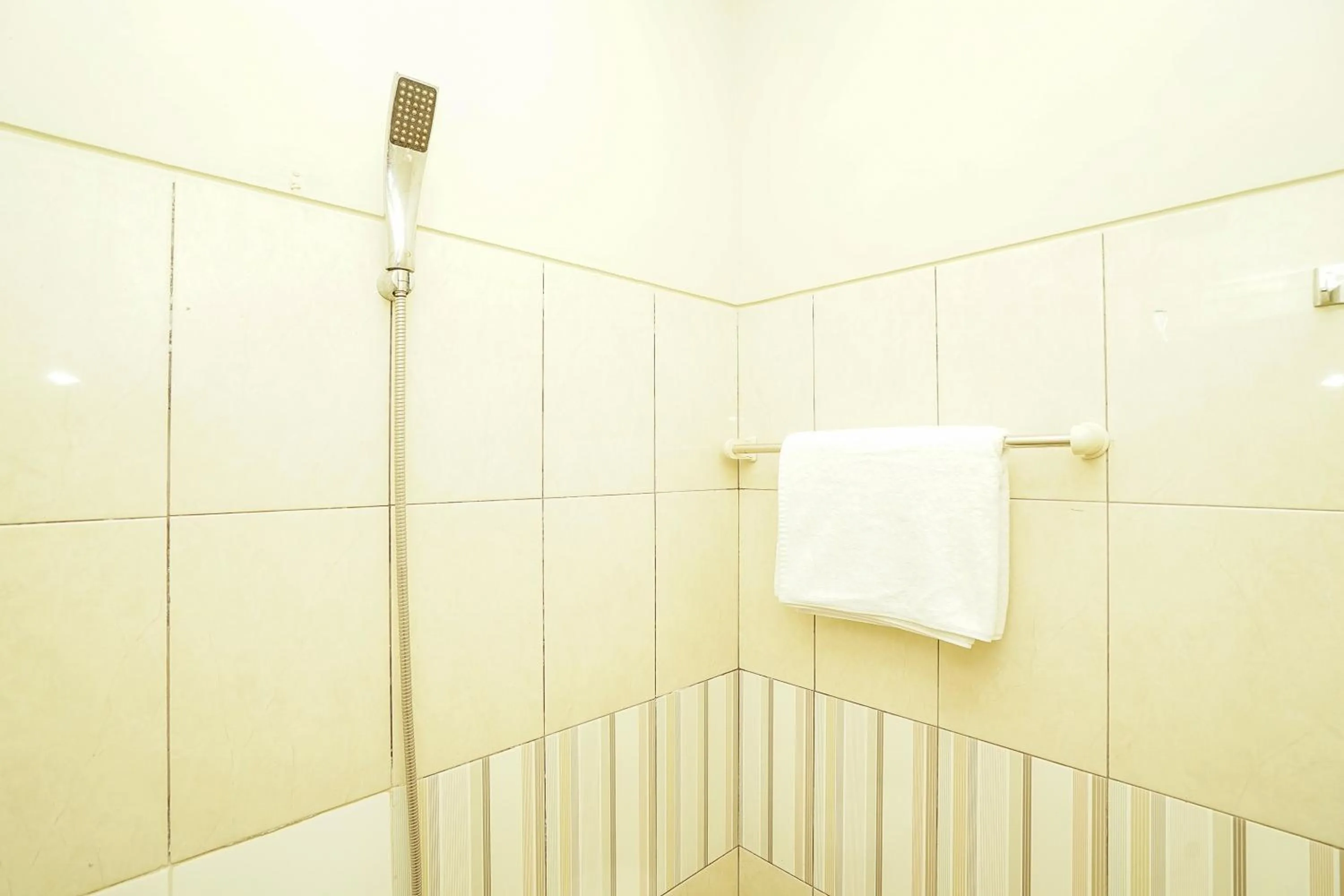 Shower in Ardhya Guesthouse Syariah by ecommerceloka