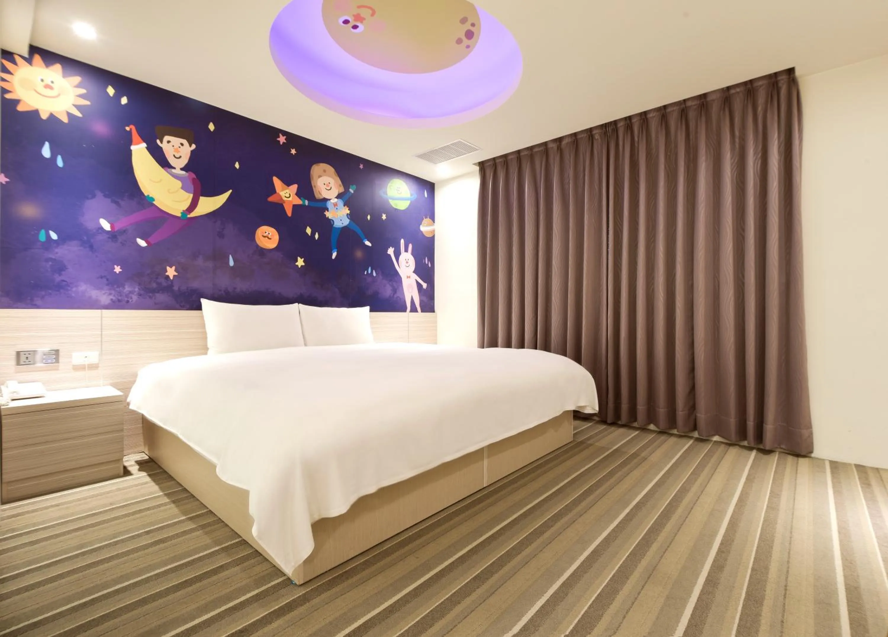 Bedroom, Bed in Whoops Hotel