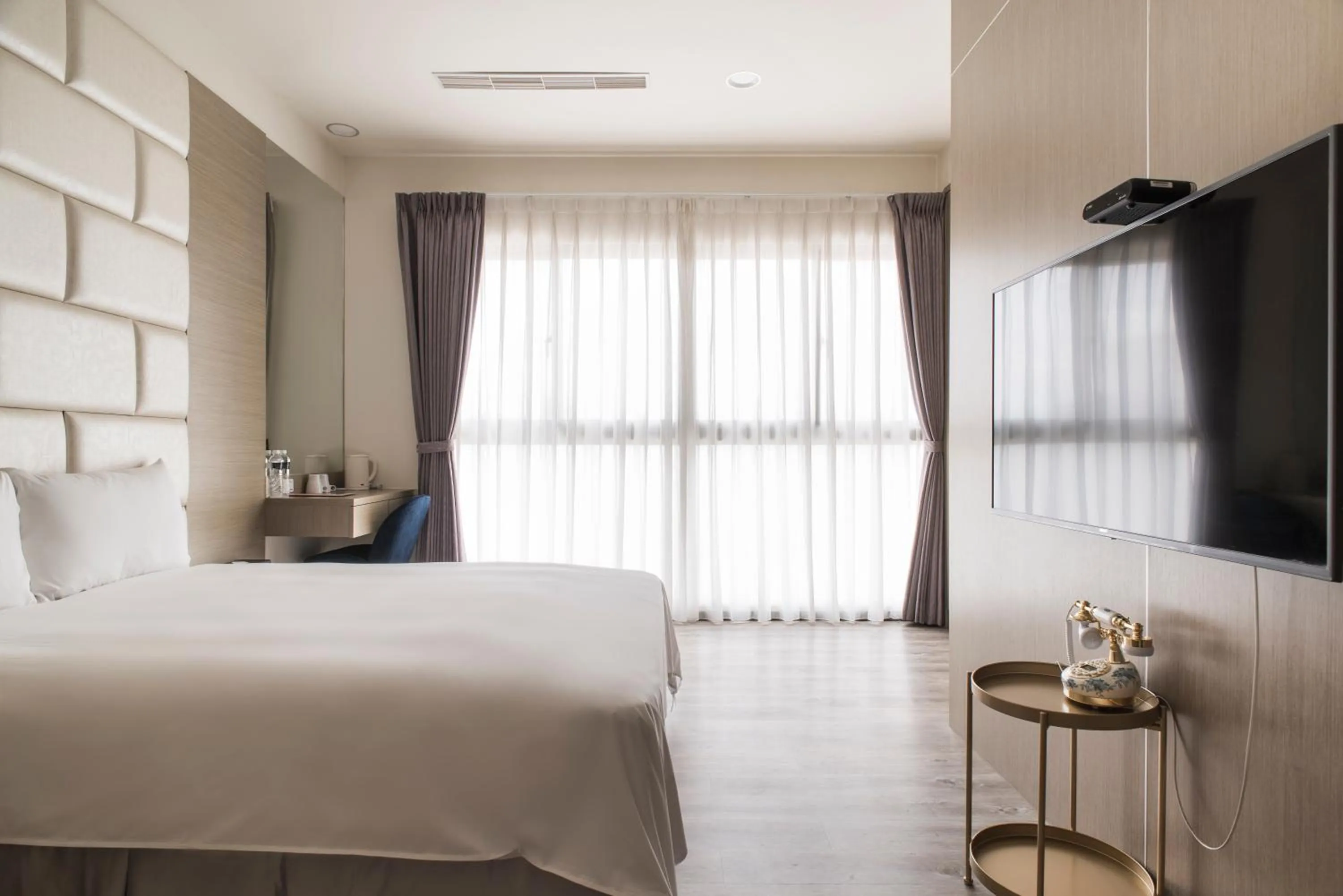 Bedroom, Bed in Whoops Hotel