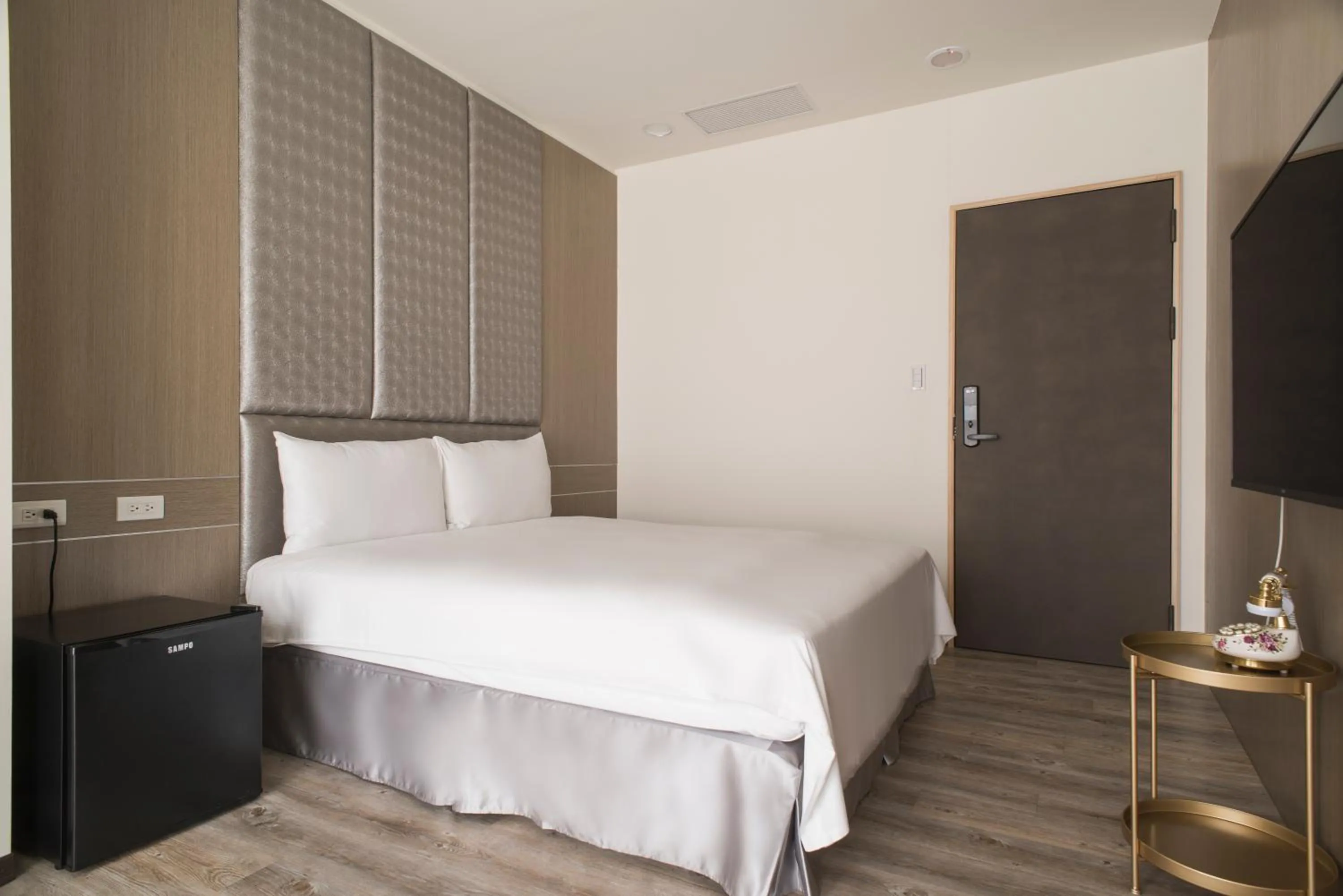 Bedroom, Bed in Whoops Hotel