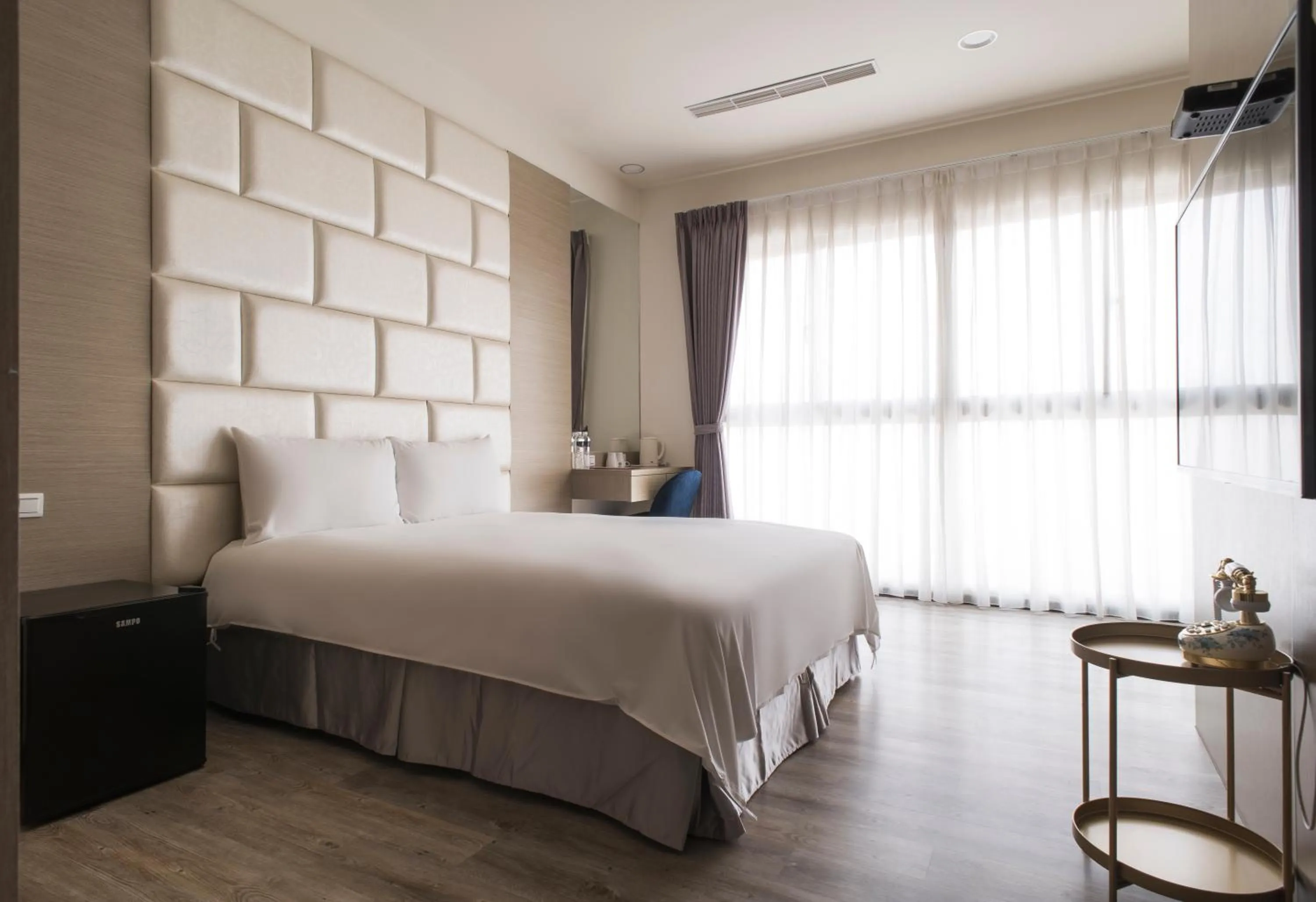 Photo of the whole room, Bed in Whoops Hotel