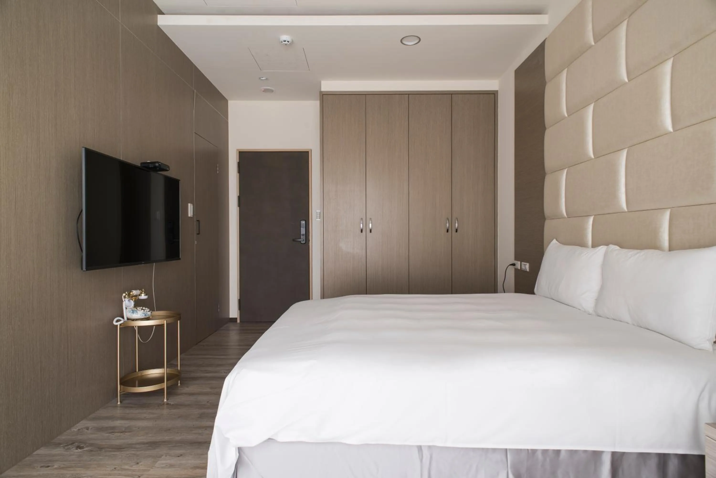 Bedroom, Bed in Whoops Hotel