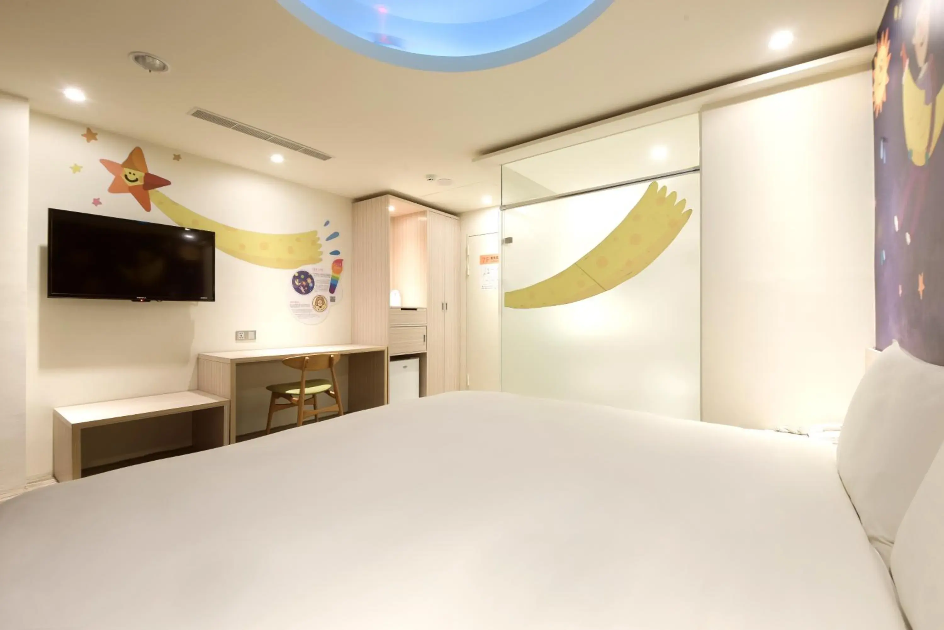 King Room with Roll-In Shower - single occupancy - Disability Access in Whoops Hotel King Room with Roll-In Shower - single occupancy - Disability Access in Whoops Hotel