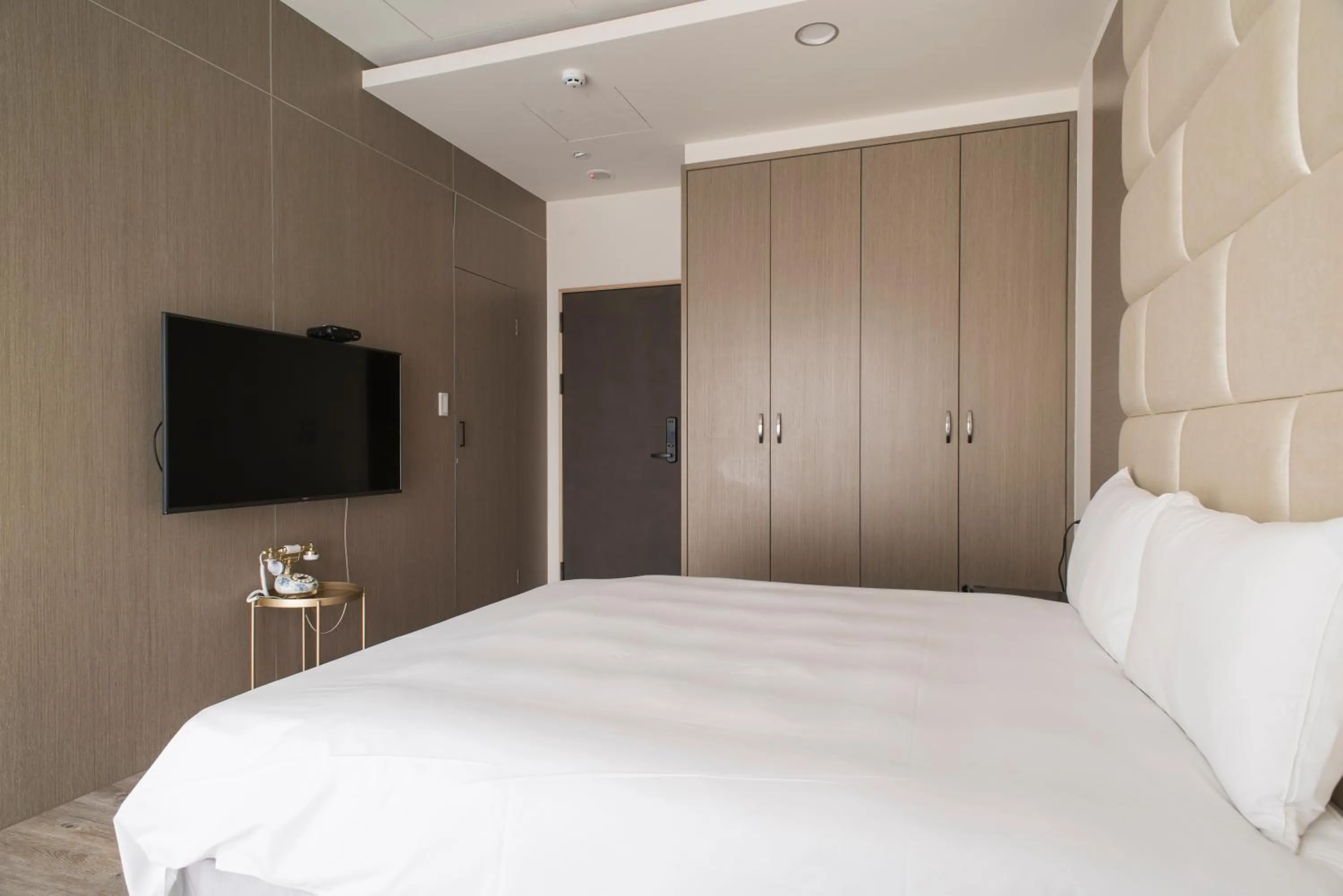 Bedroom, Bed in Whoops Hotel