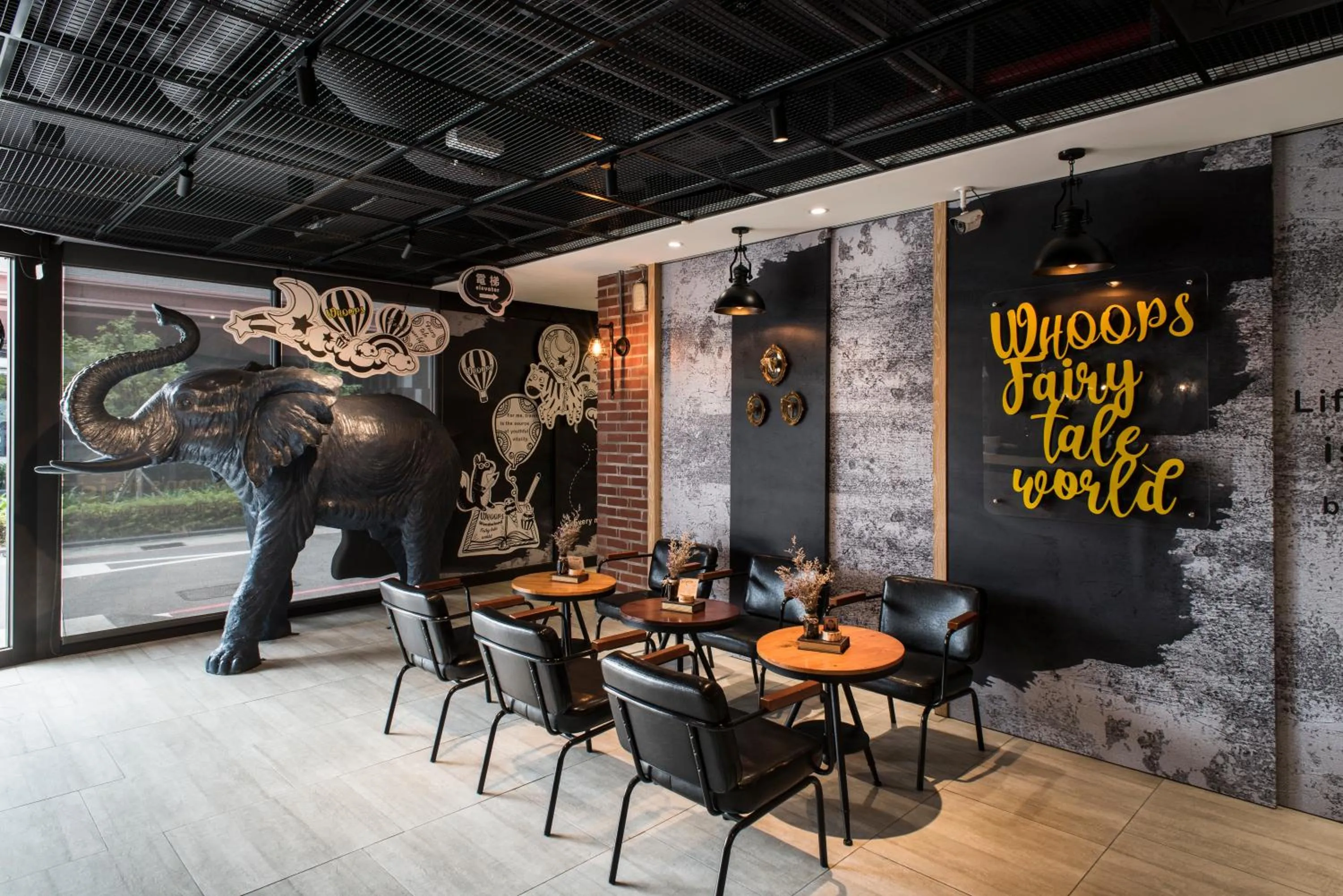 Lobby or reception in Whoops Hotel