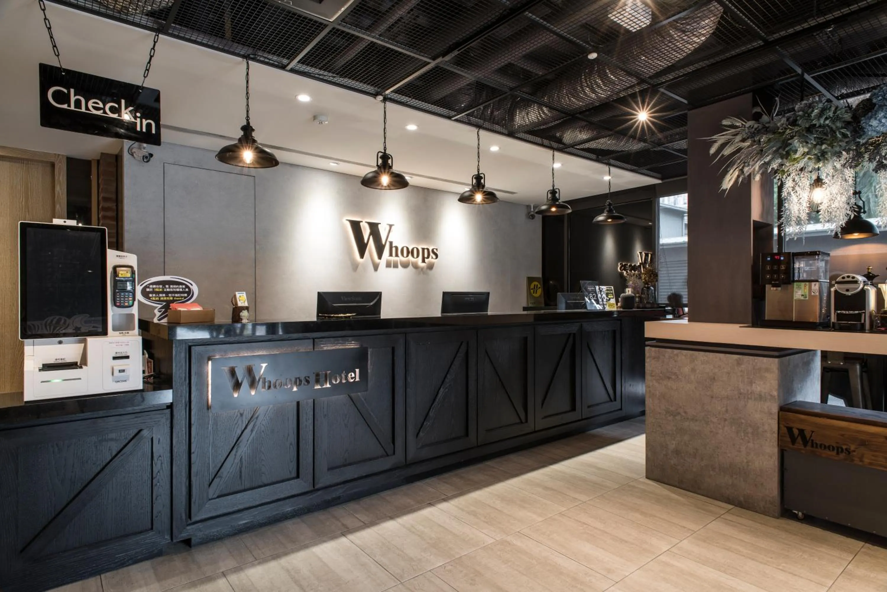 Lobby or reception in Whoops Hotel