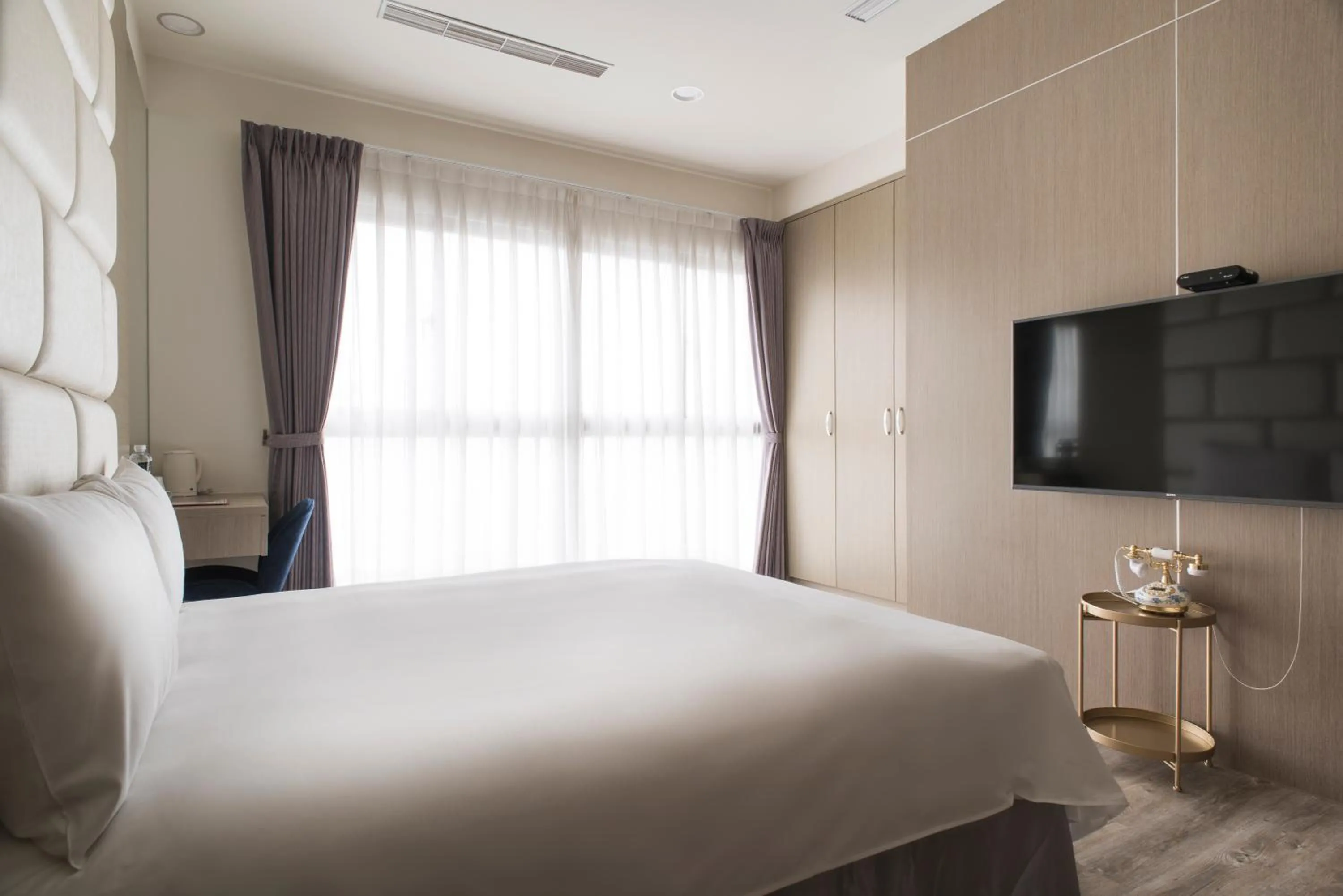 Bedroom, Bed in Whoops Hotel