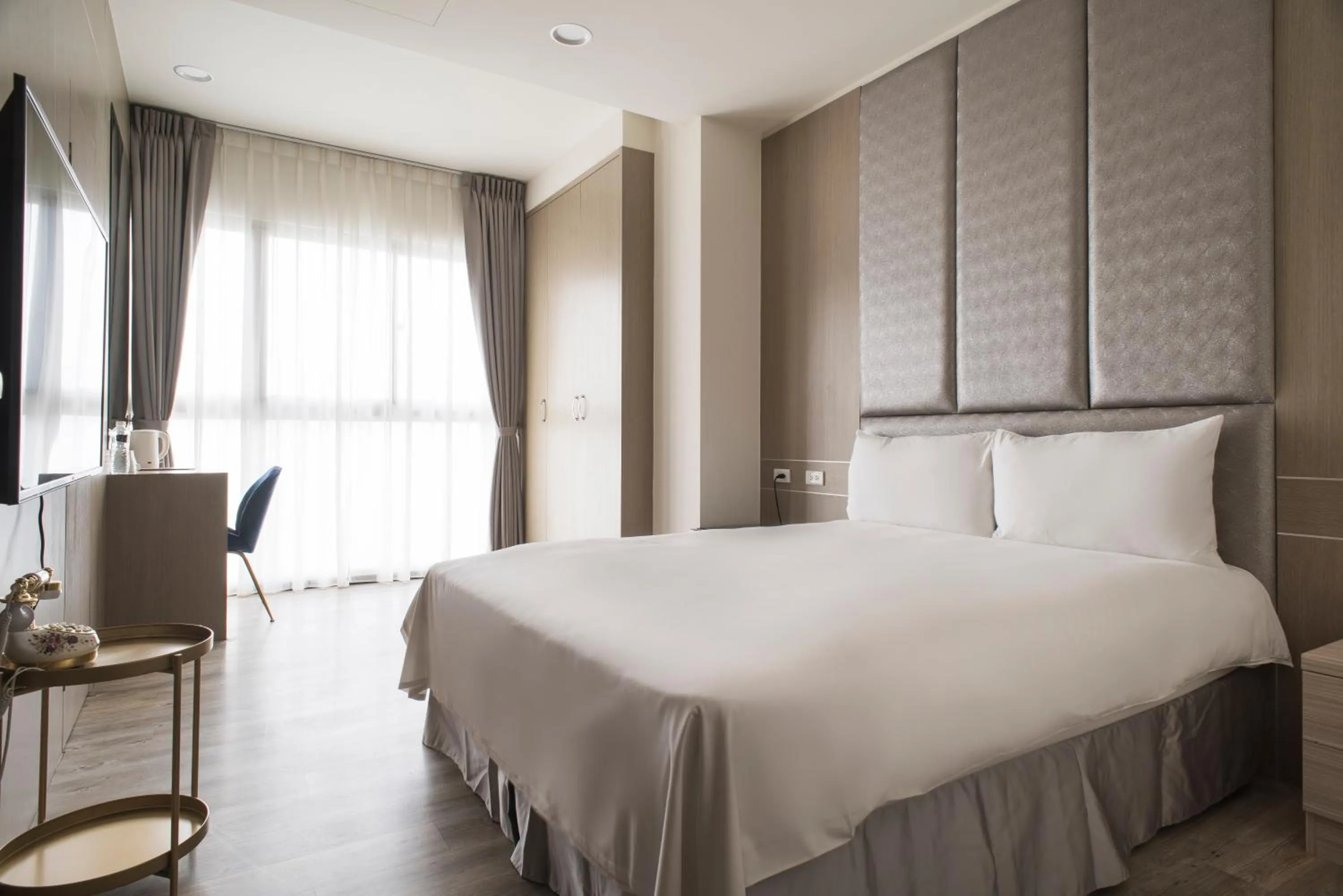 Bedroom, Bed in Whoops Hotel