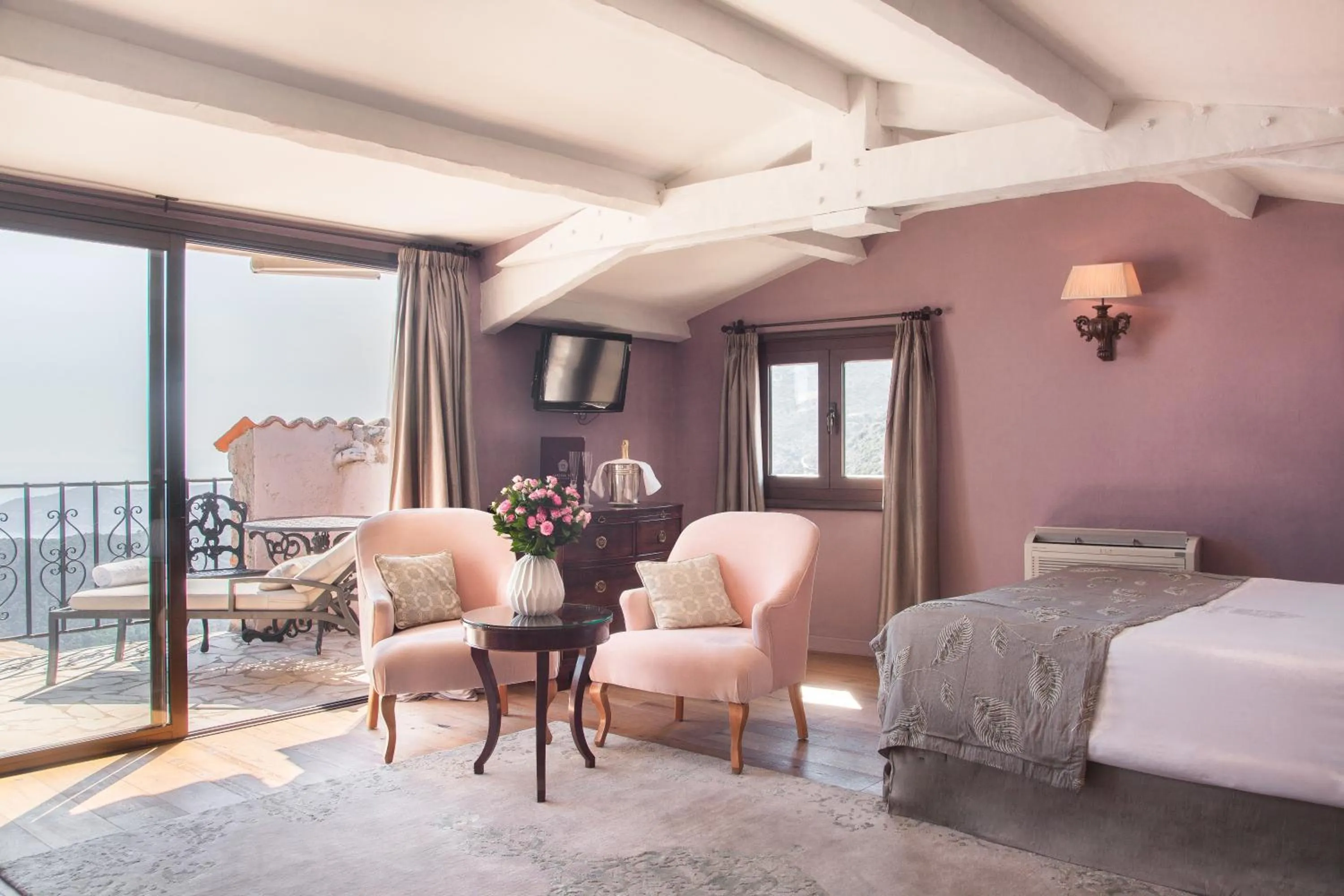 Bedroom, Bed in Chateau Eza