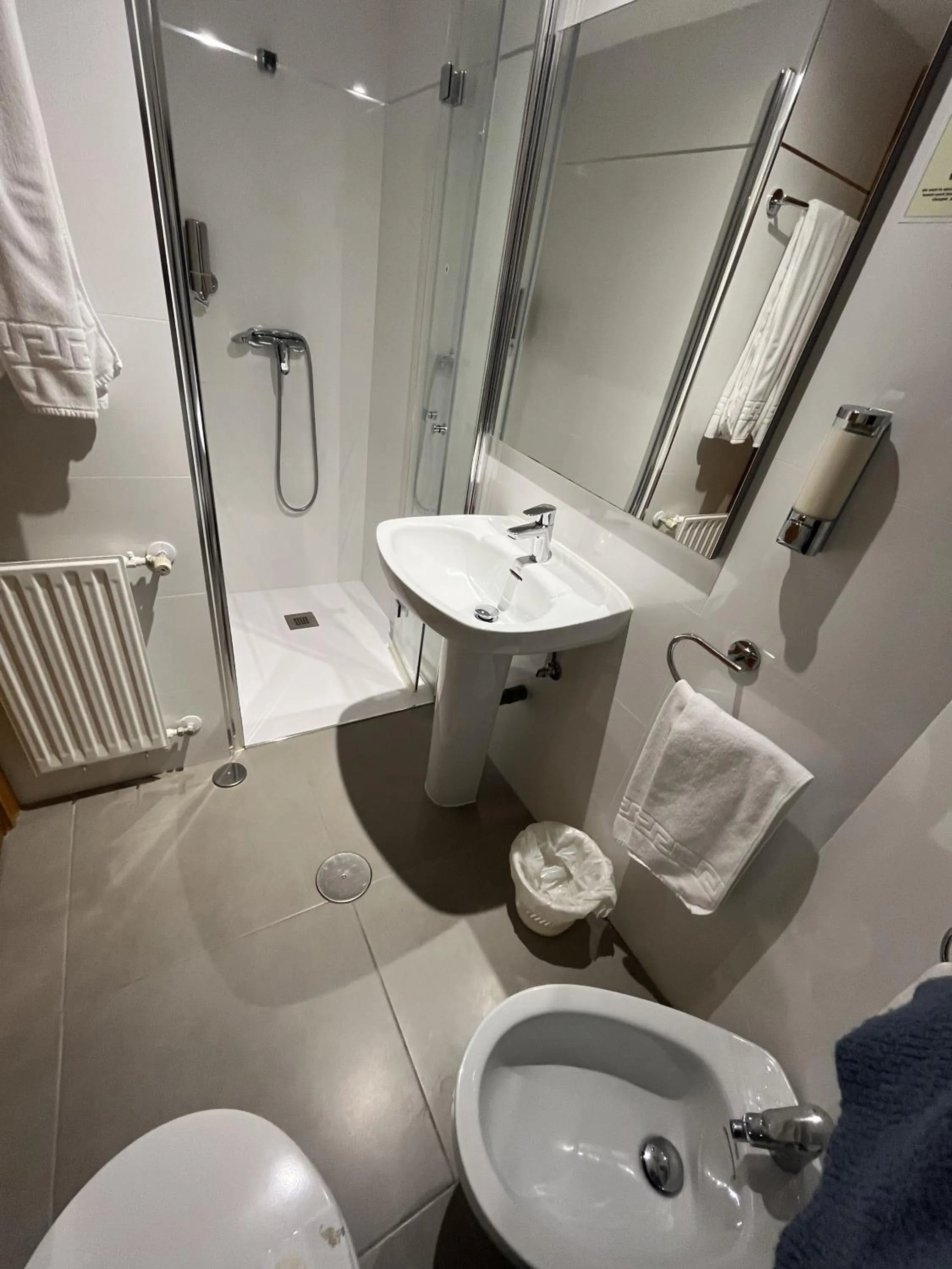 Shower in Hotel España