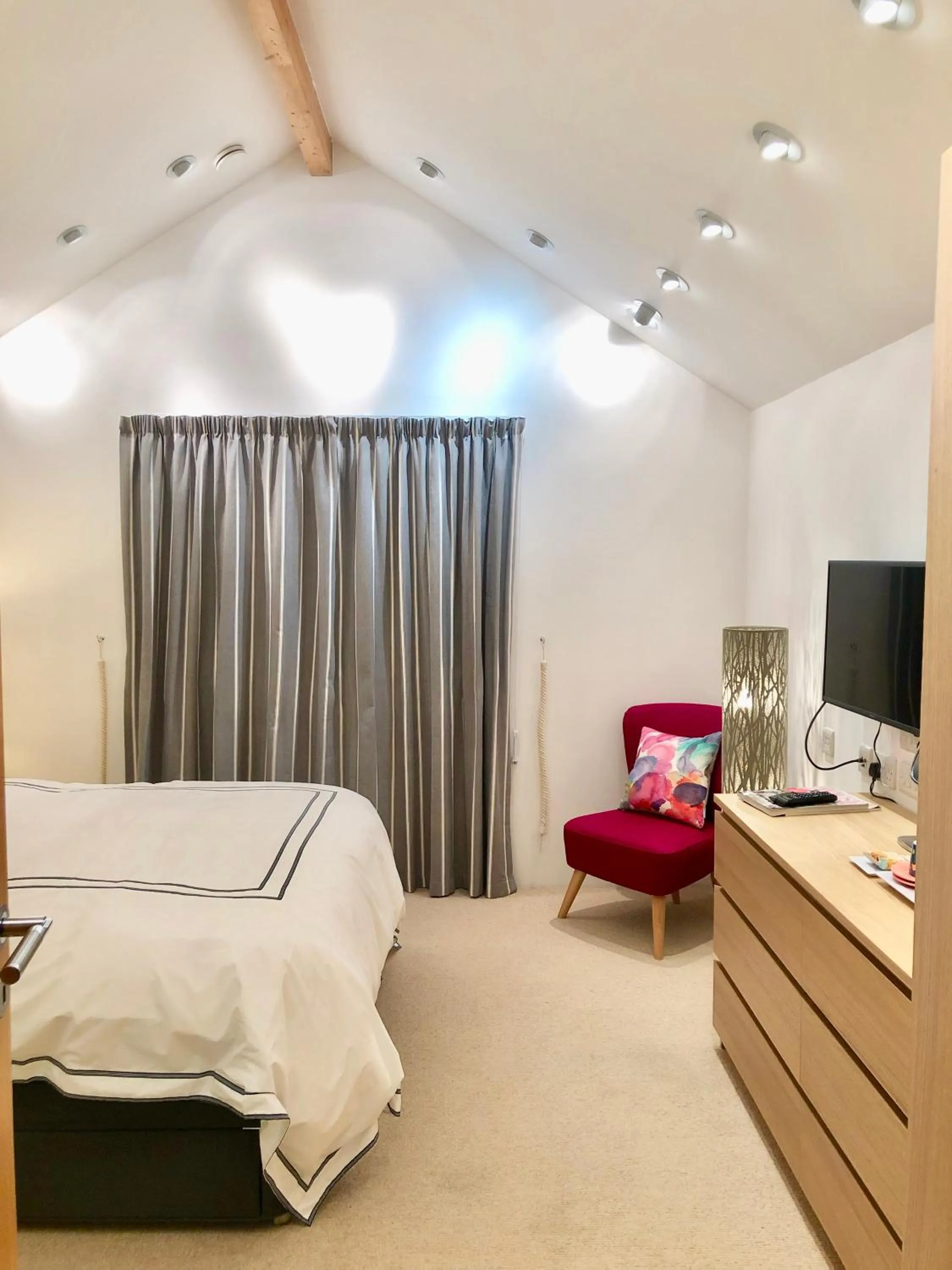 Bedroom, Bed in Laurels