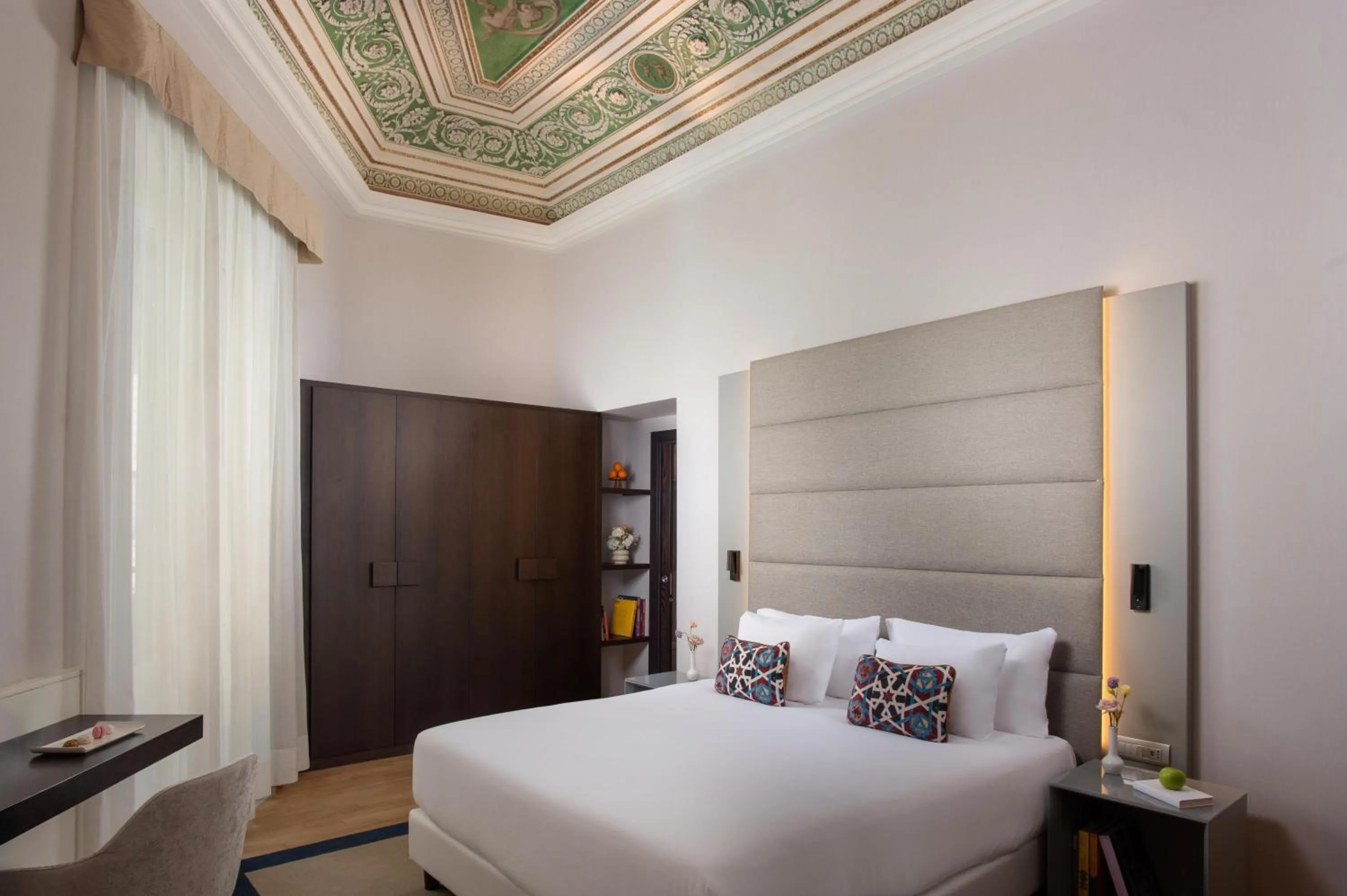 Photo of the whole room, Bed in NH Collection Palermo Palazzo Sitano