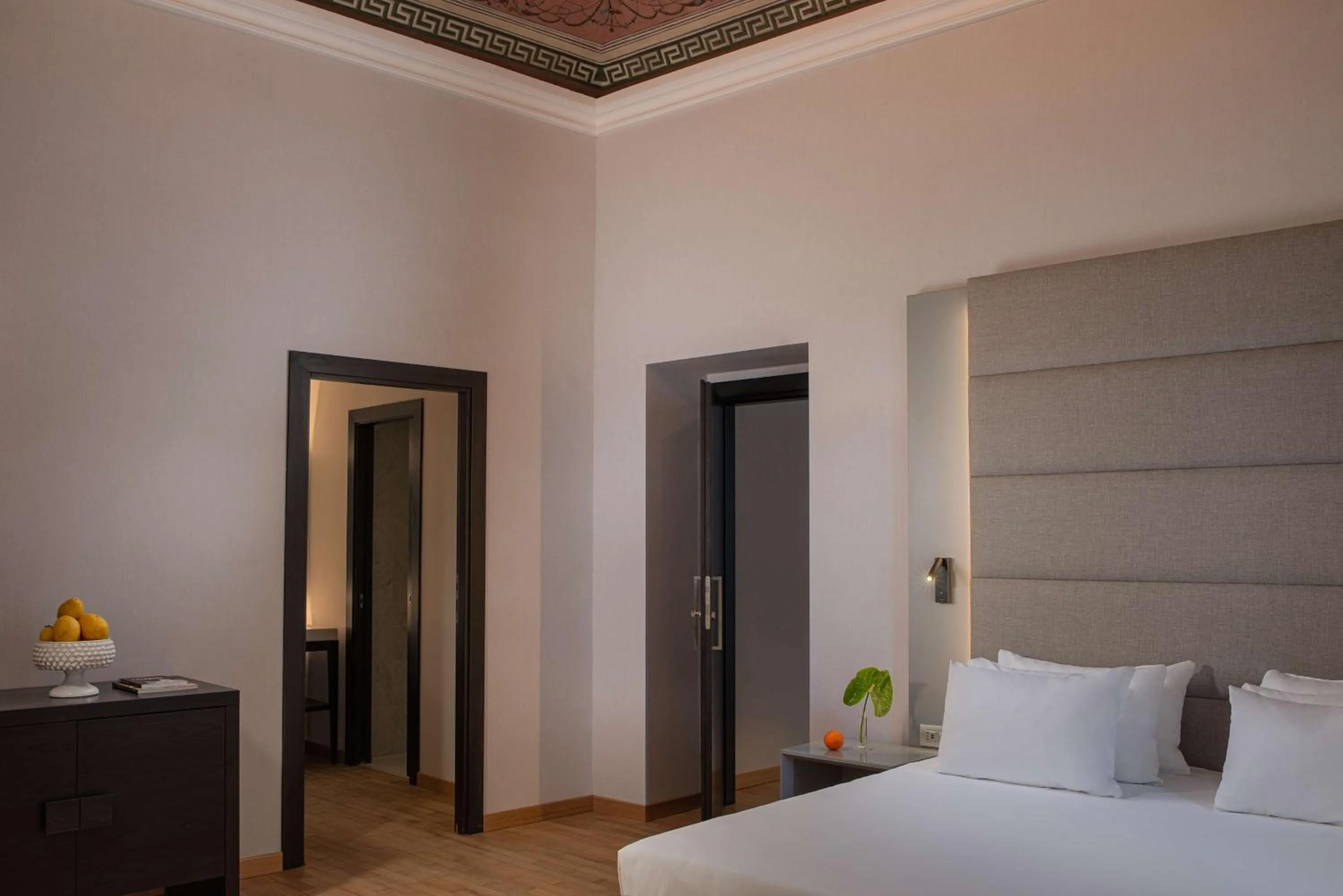 Photo of the whole room, Bed in NH Collection Palermo Palazzo Sitano