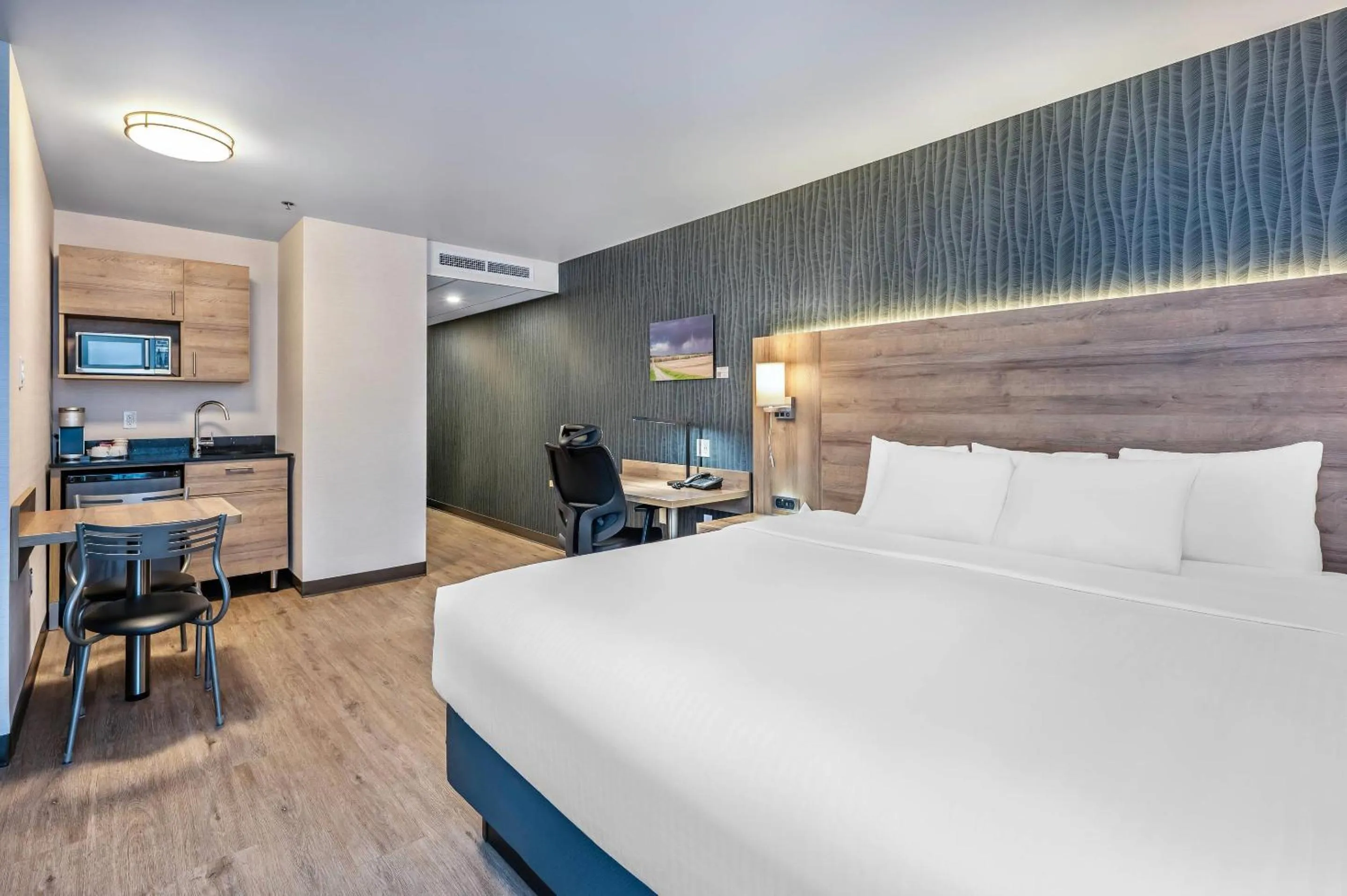 Bedroom, Bed in Quality Suites