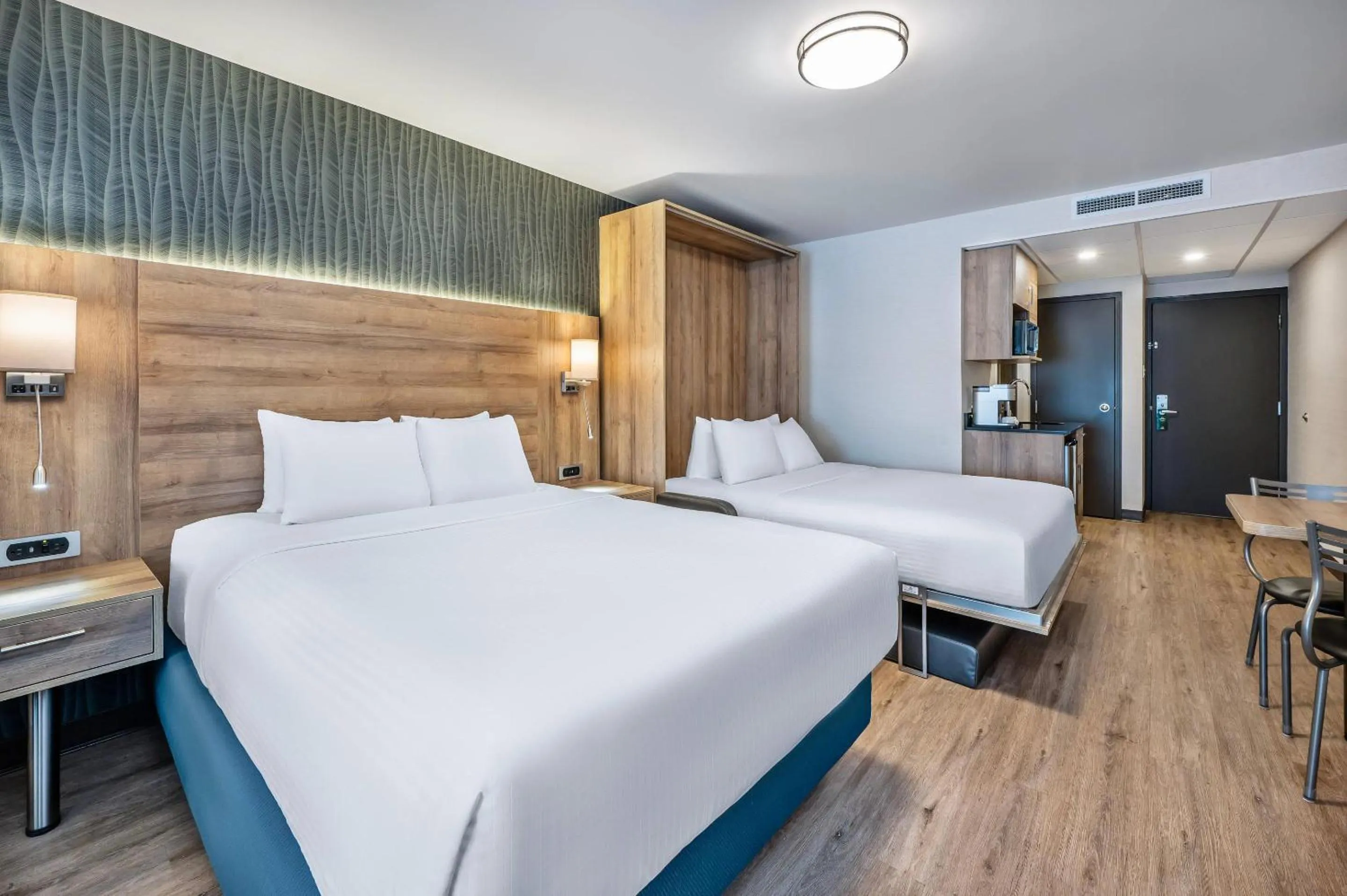 Photo of the whole room, Bed in Quality Suites