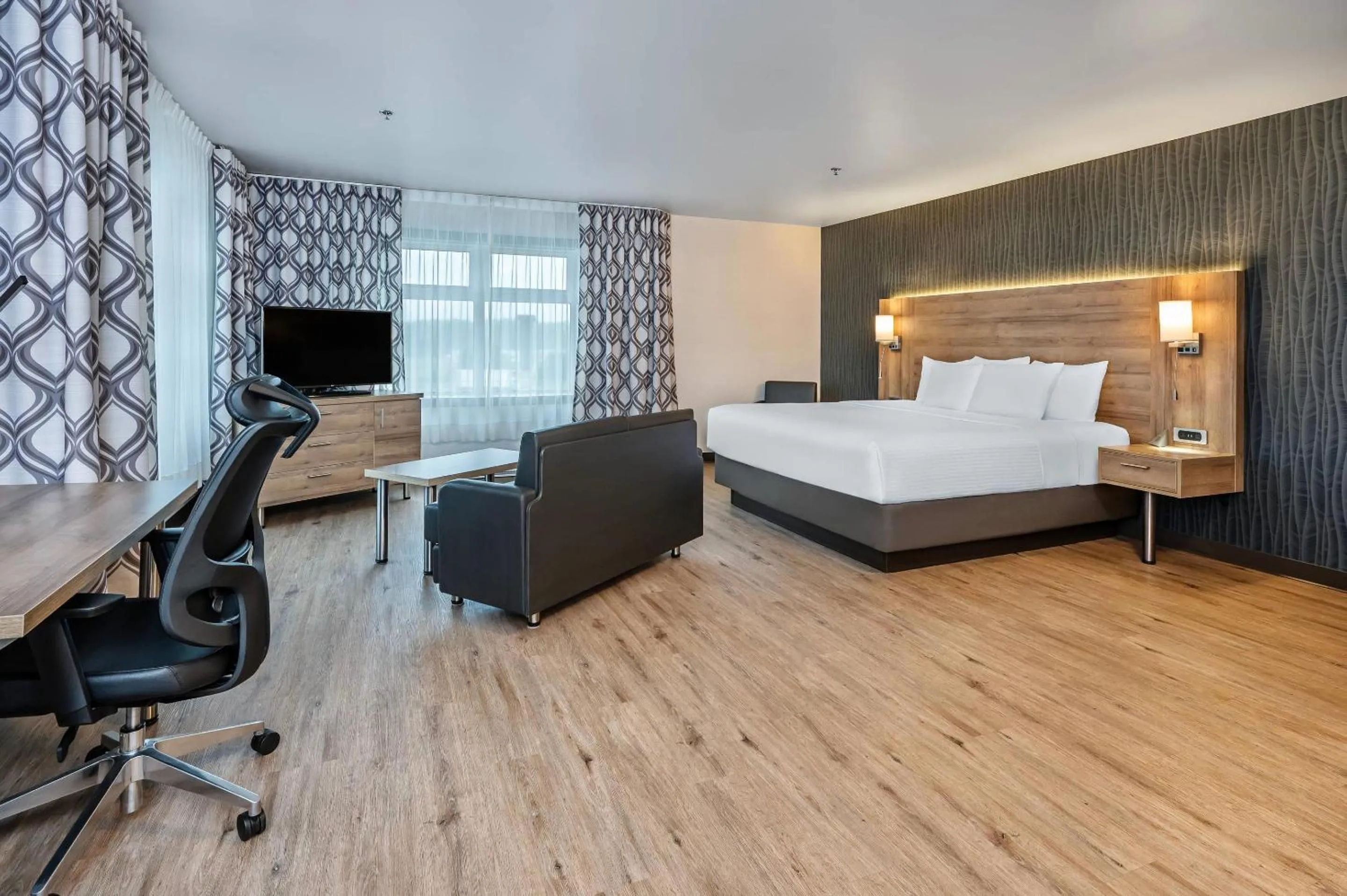 Bedroom, Bed in Quality Suites