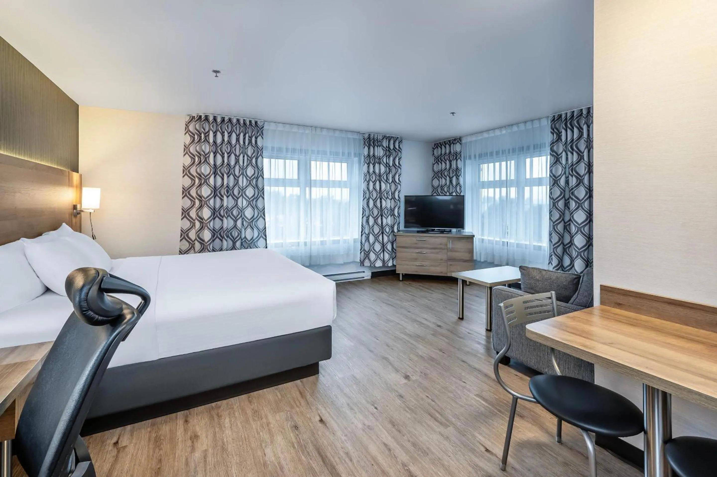 Bedroom, Bed in Quality Suites