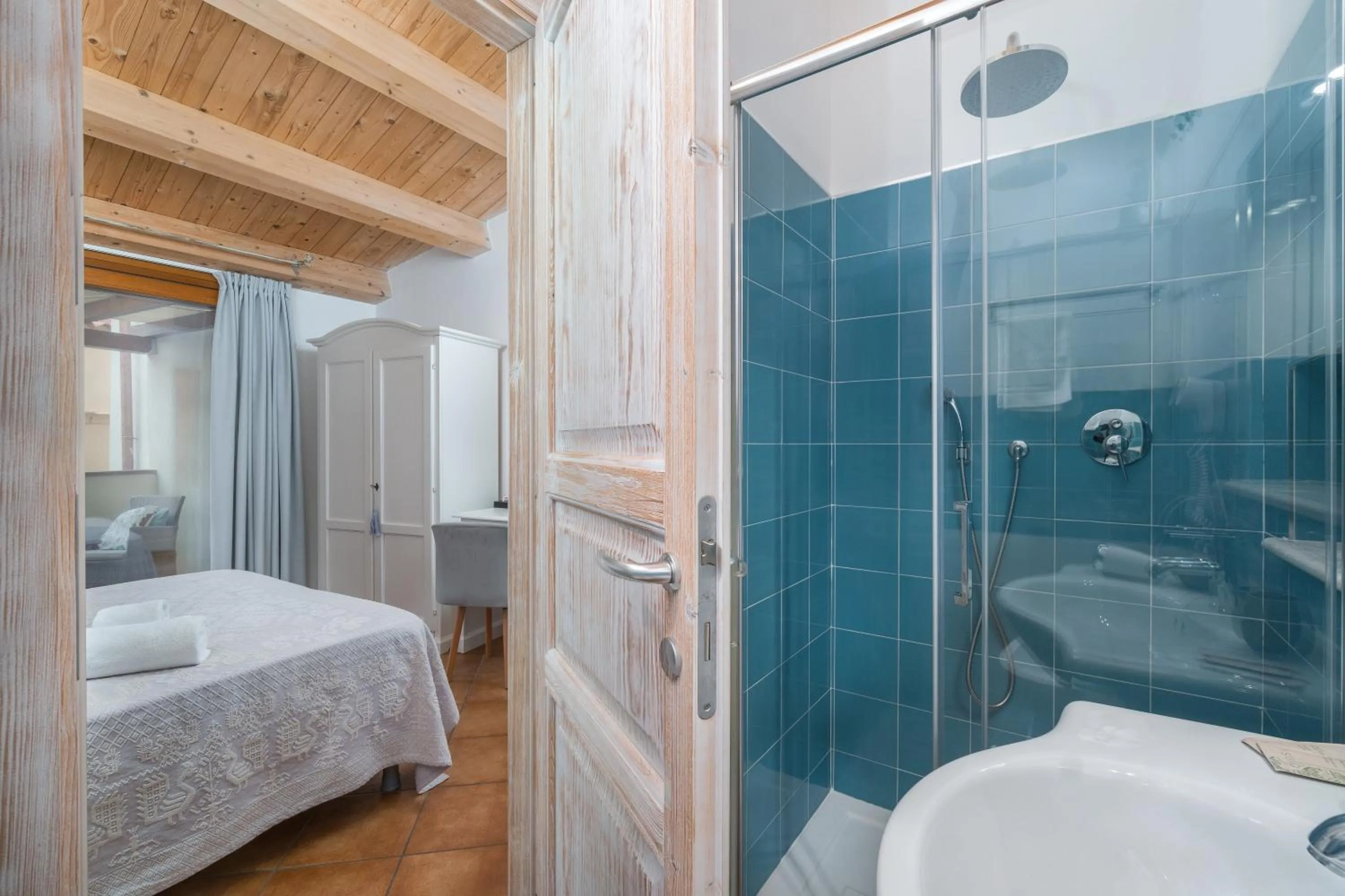 Shower in Bosa Queen House