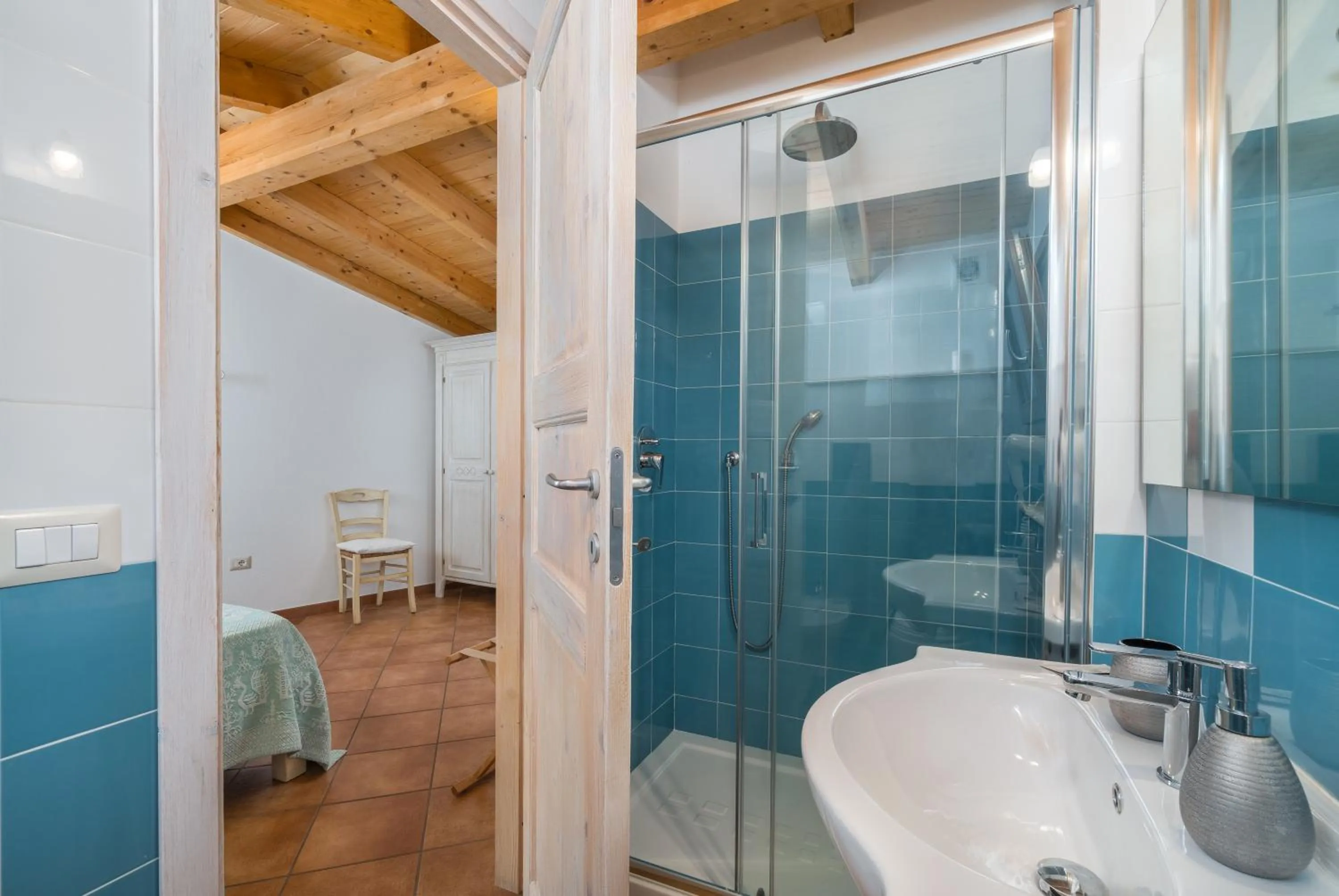 Shower in Bosa Queen House