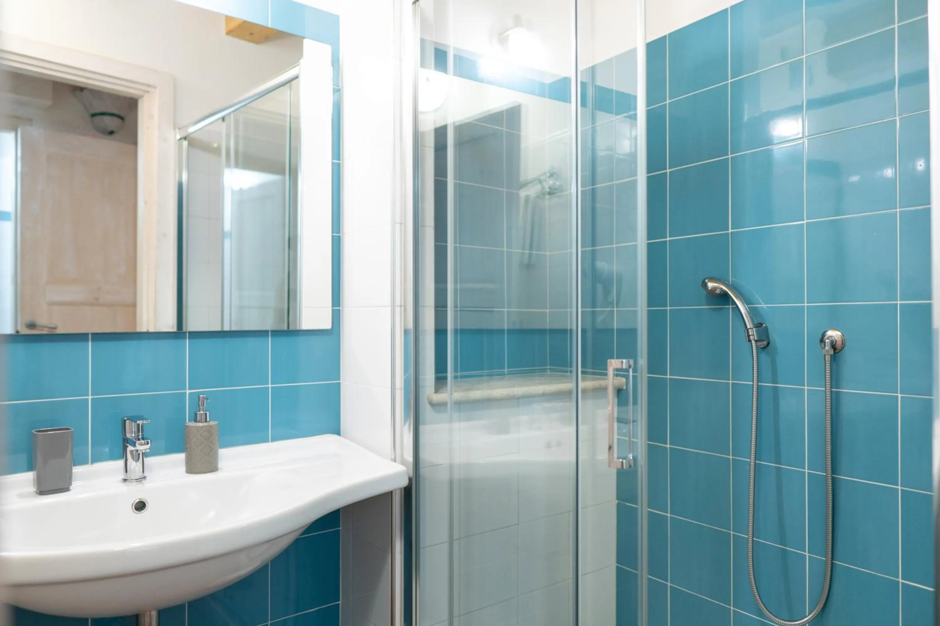 Shower in Bosa Queen House