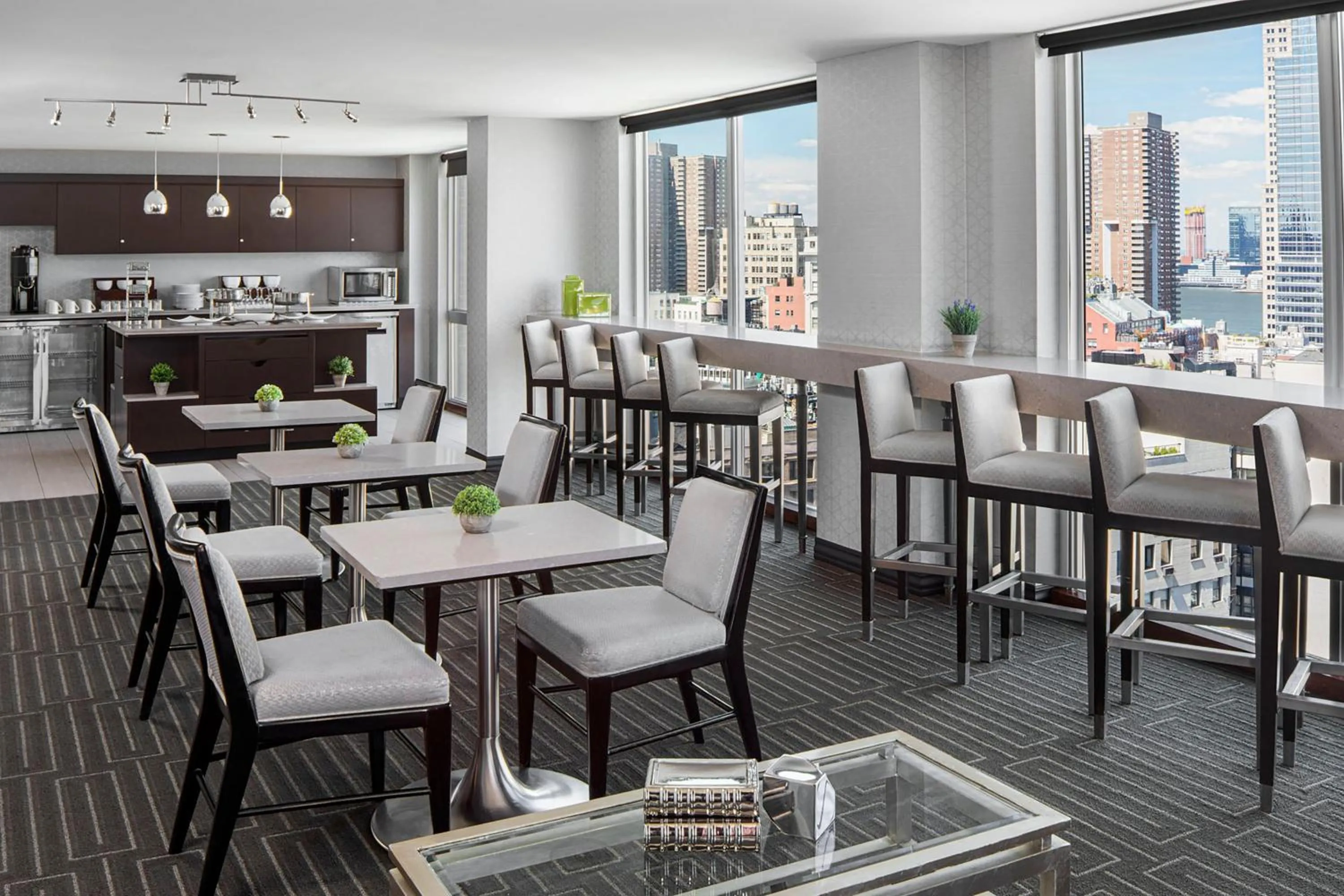 Lounge or bar in Sheraton Tribeca New York Hotel