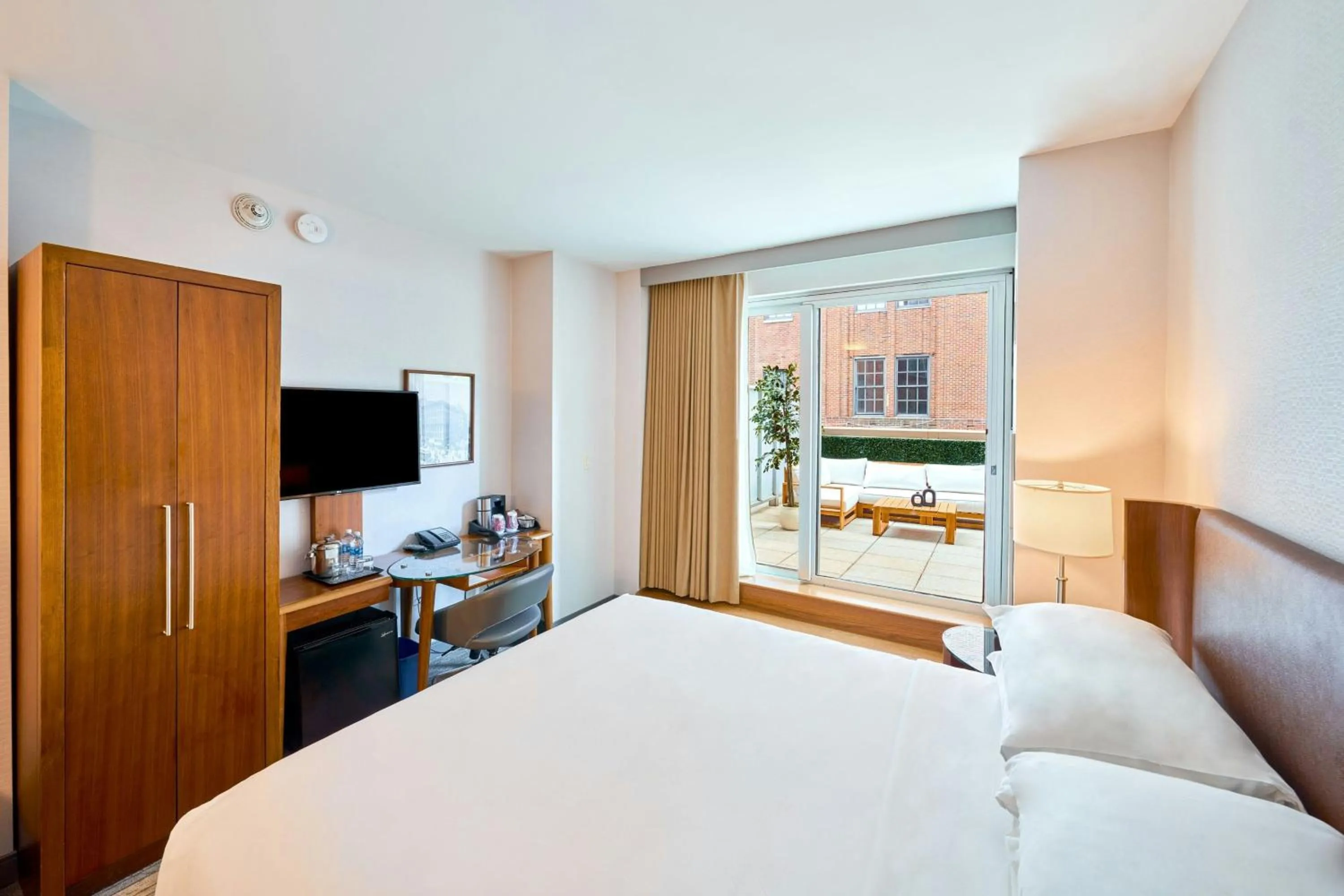 Photo of the whole room, Bed in Sheraton Tribeca New York Hotel