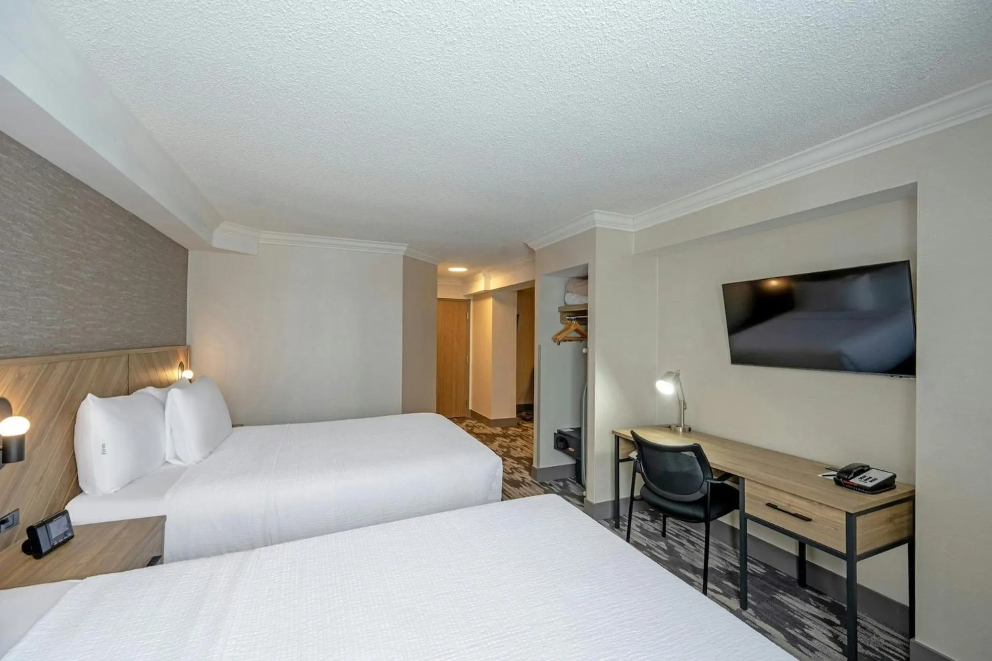 Photo of the whole room, Bed in Sandman Signature Mississauga Hotel