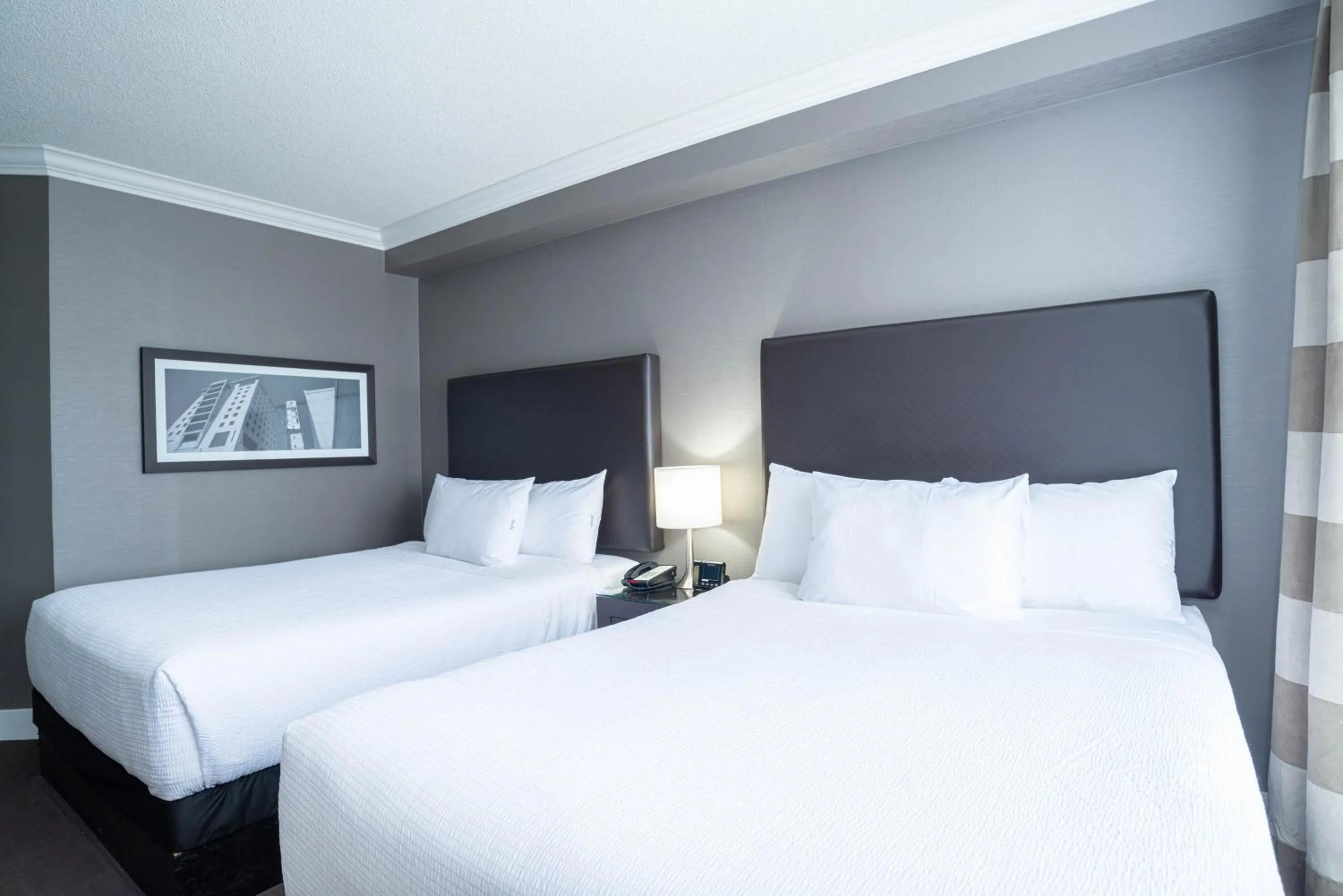 Photo of the whole room, Bed in Sandman Signature Mississauga Hotel
