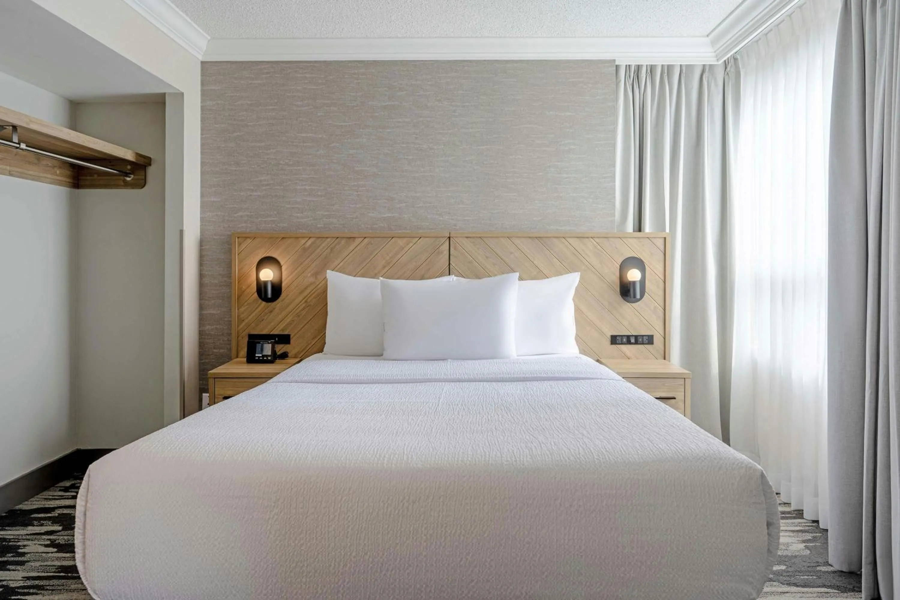 Bedroom, Bed in Sandman Signature Mississauga Hotel